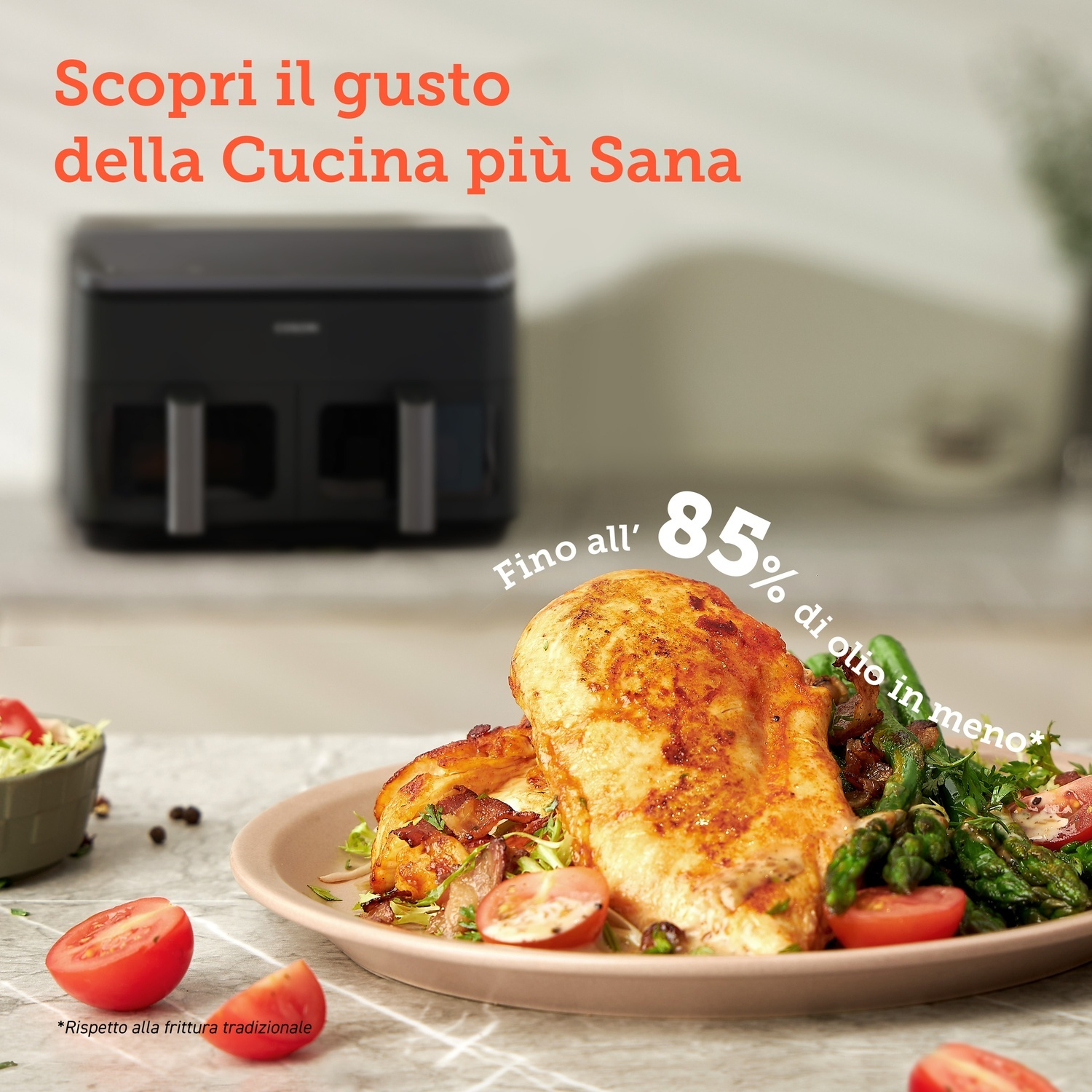 Un piatto con pollo e verdure. Una friggitrice ad aria nera sullo sfondo. Il testo dice 'cucina sana'.