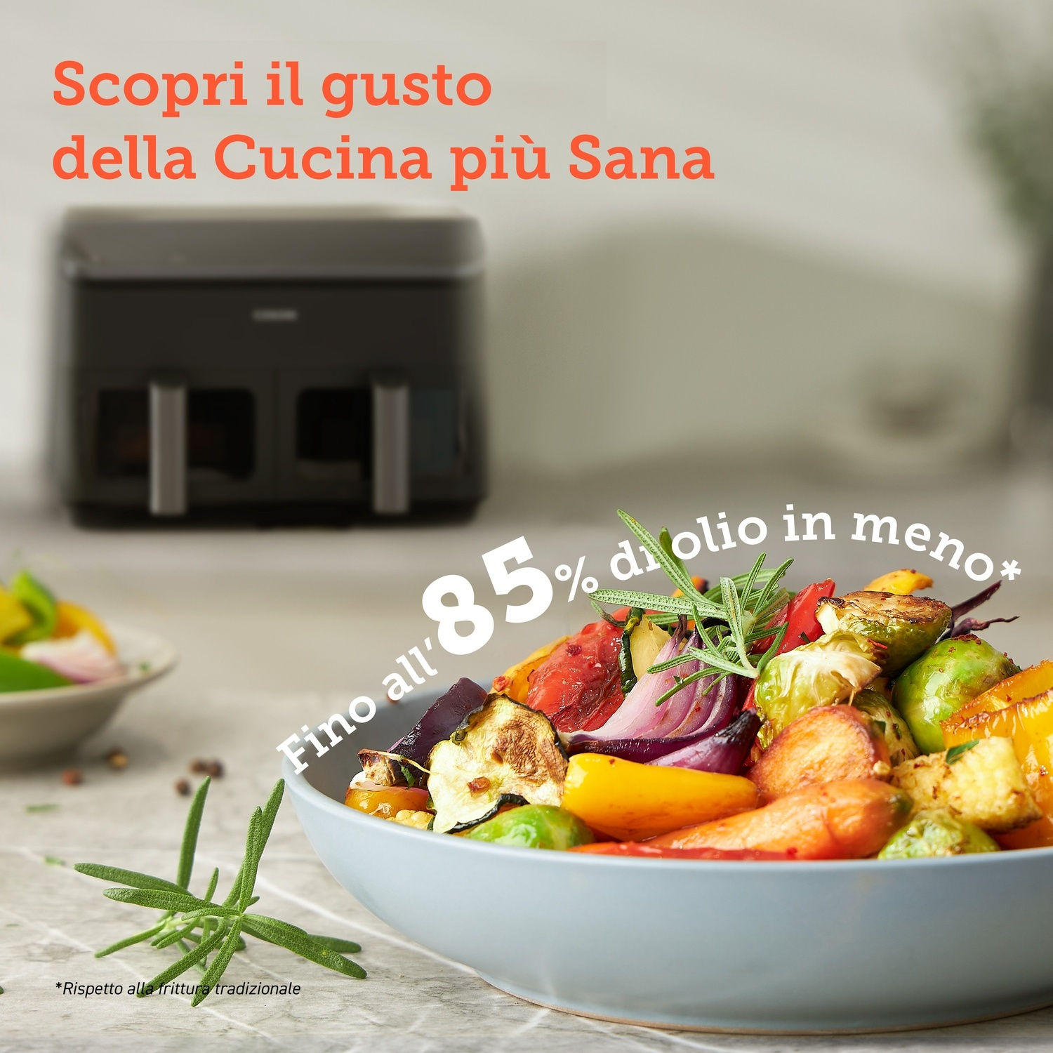 Una ciotola di verdure arrostite con erbe. Il testo dice: "Scopri il gusto della cucina più sana". Una friggitrice ad aria sullo sfondo.