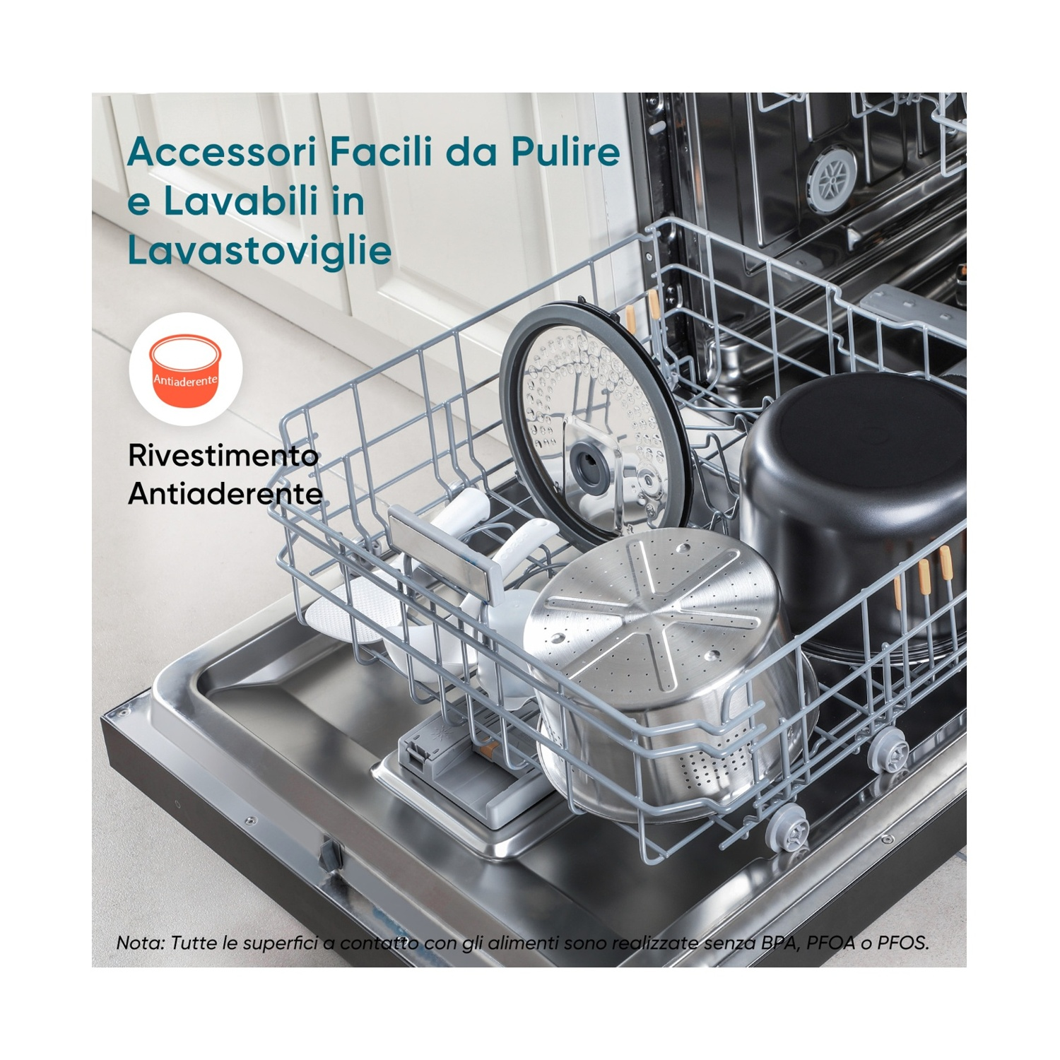 Una lavastoviglie con vari utensili da cucina all'interno, tra cui pentole e coperchi. L'immagine evidenzia la facilità di pulizia e il rivestimento antiaderente.