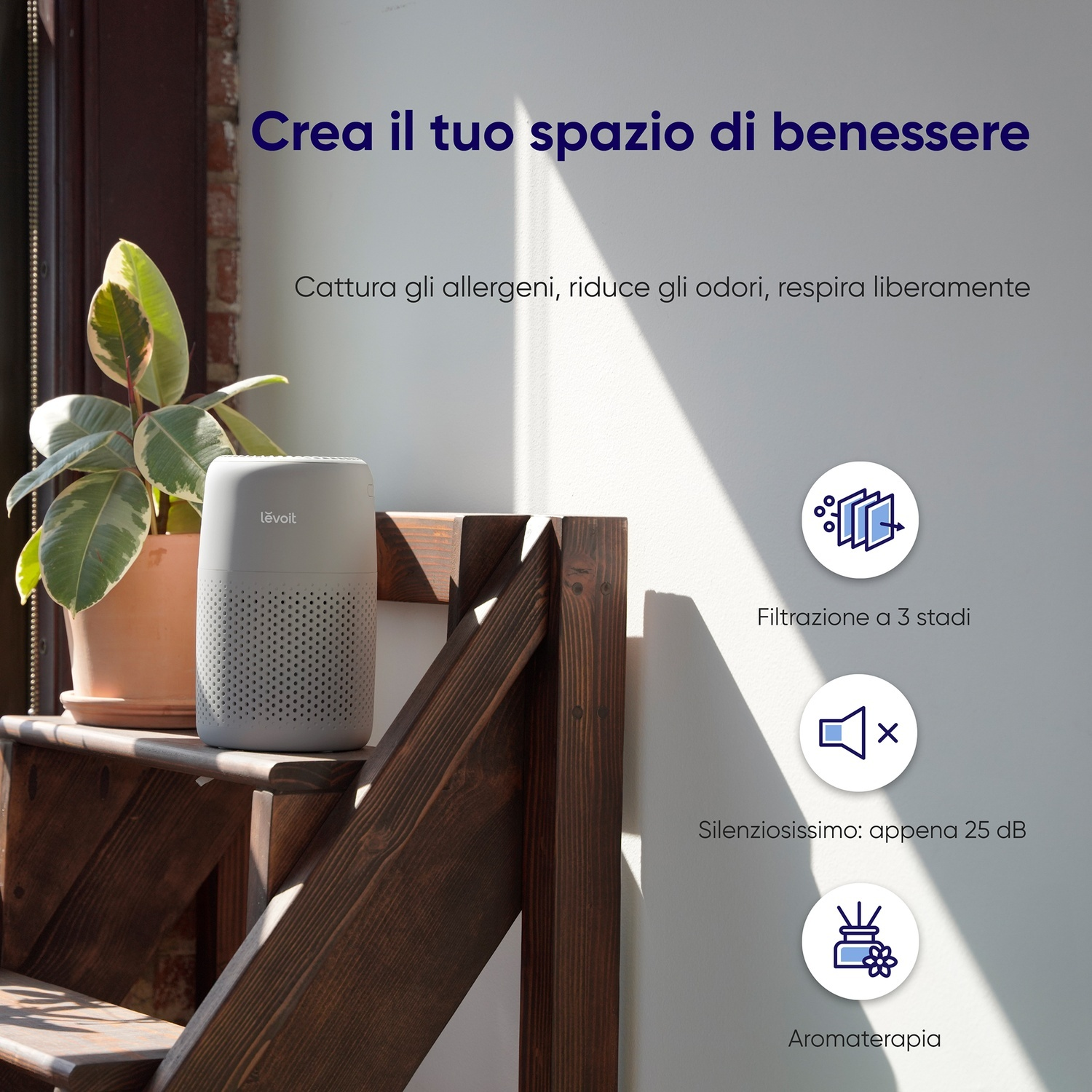 Un purificatore d'aria su gradini di legno accanto a una pianta in vaso. Il testo che promuove i benefici è visibile sul muro.
