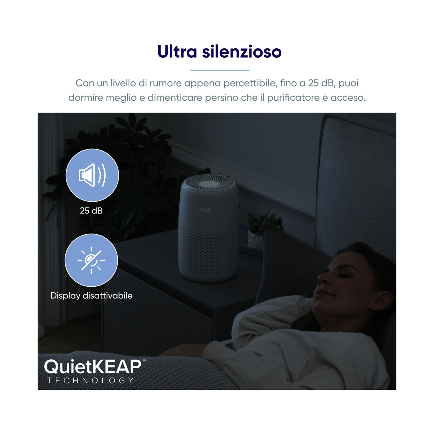 Una donna dorme serenamente accanto a un purificatore d'aria su un comodino. Le icone mostrano un basso livello di rumore e il display spento.