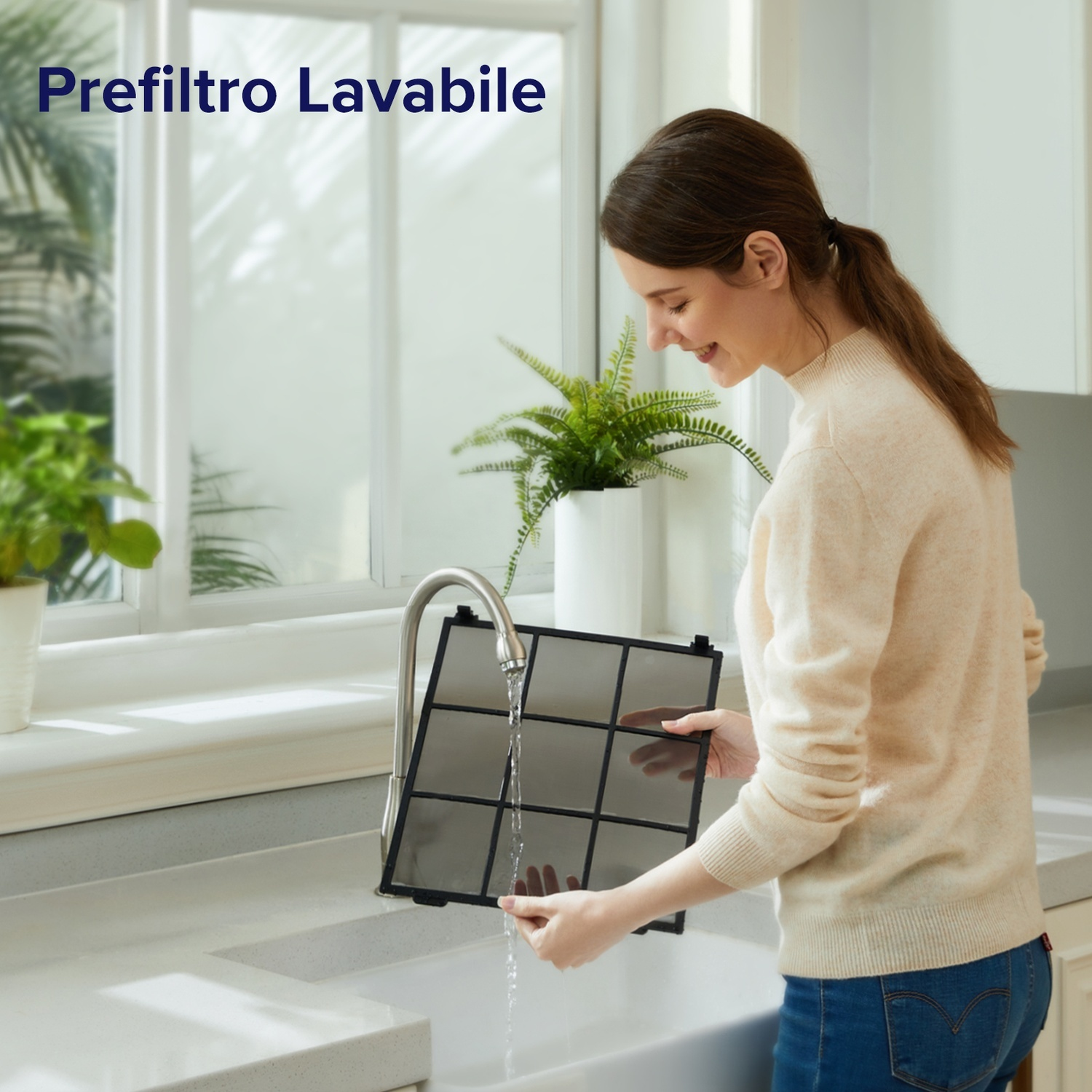 Una donna lava un filtro nero sotto un rubinetto in un lavandino. Sorride, tenendo il filtro. Una finestra e delle piante sono sullo sfondo.