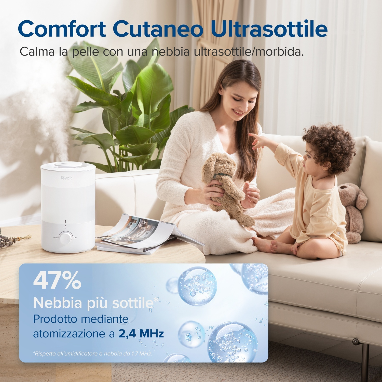 Una donna e un bambino sono su un divano. Un umidificatore è su un tavolo. L'immagine mostra una pubblicità del prodotto con testo sul comfort della pelle.