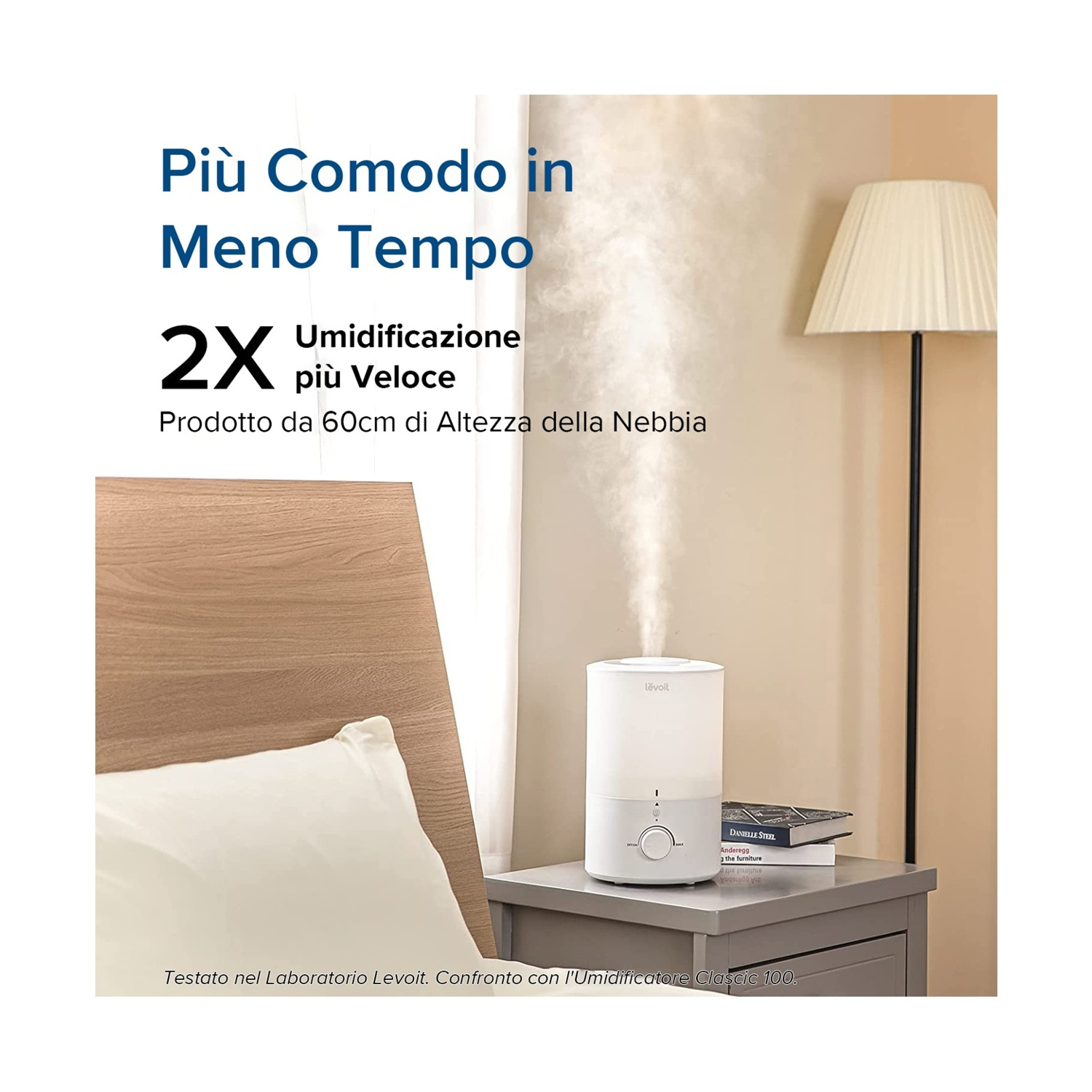 Un umidificatore bianco emette vapore. Un comodino contiene l'umidificatore, libri e una lampada. Testo in italiano visibile.