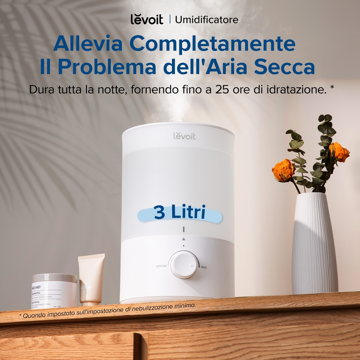 Umidificatore bianco con vaso di fiori su una mensola di legno. Il testo dice: 'Allevia Completamente Il Problema dell'Aria Secca'.