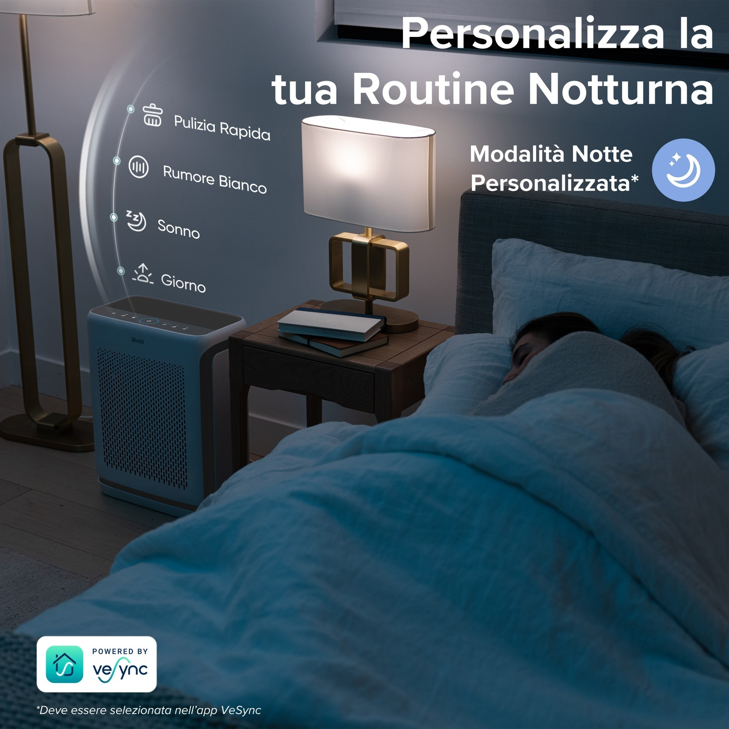 Una donna dorme a letto. Purificatore d'aria, lampada e comodino nella stanza. Il testo promuove la personalizzazione della routine notturna.