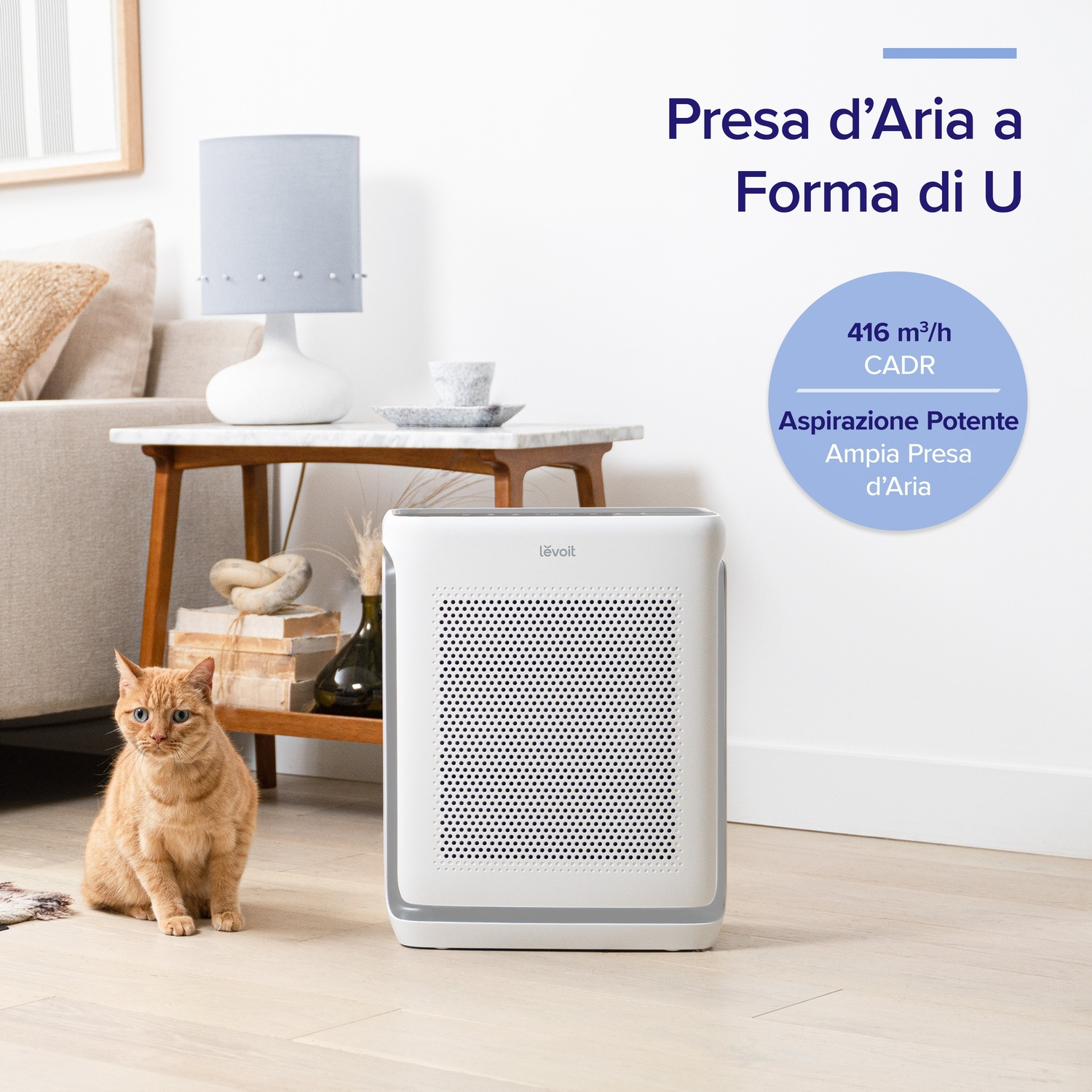 Scena di soggiorno con purificatore d'aria e un gatto arancione. Il testo recita 'Presa d'Aria a Forma di U' e le specifiche del prodotto.