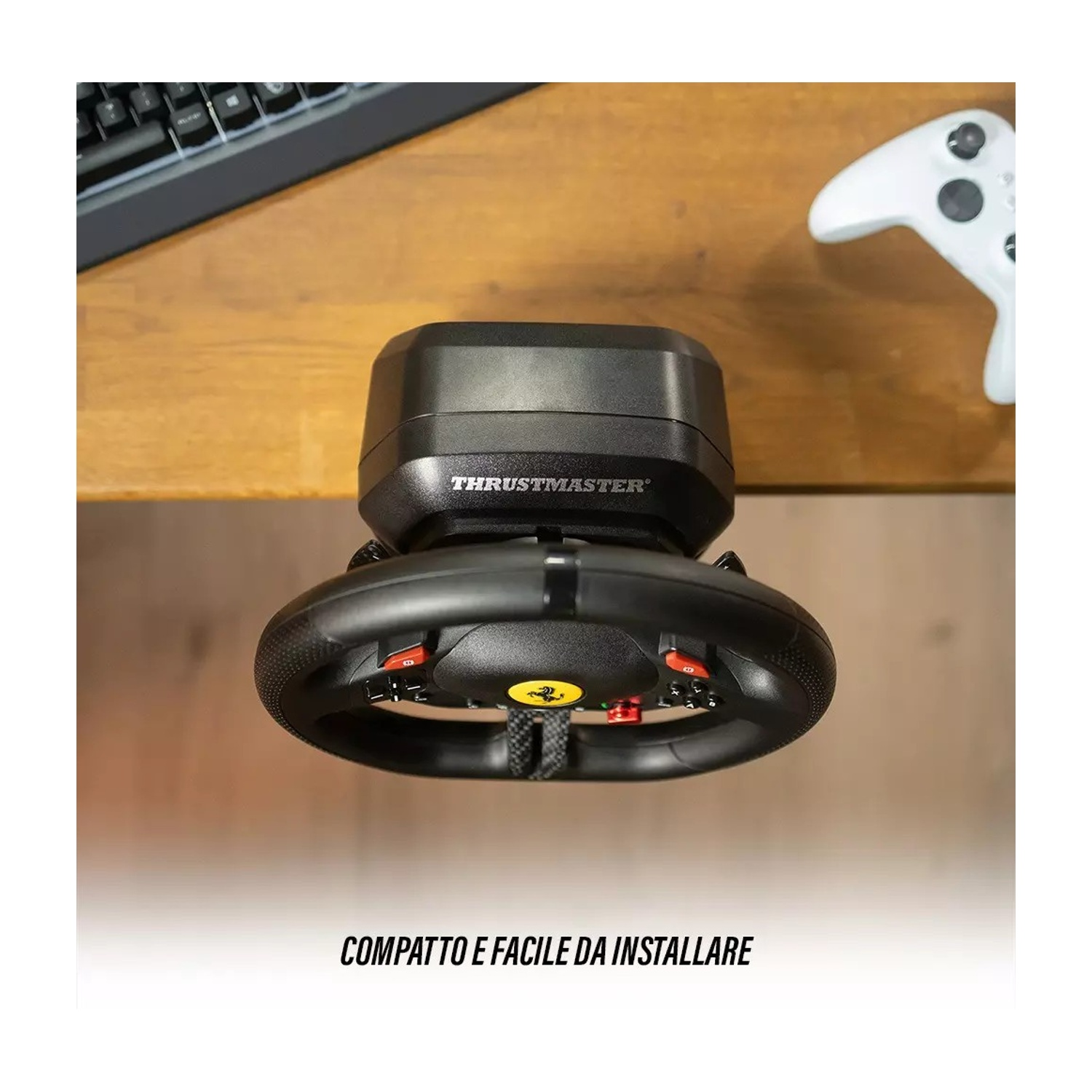 Volante da corsa Thrustmaster nero. Un controller di gioco bianco e una tastiera sullo sfondo su una superficie di legno.