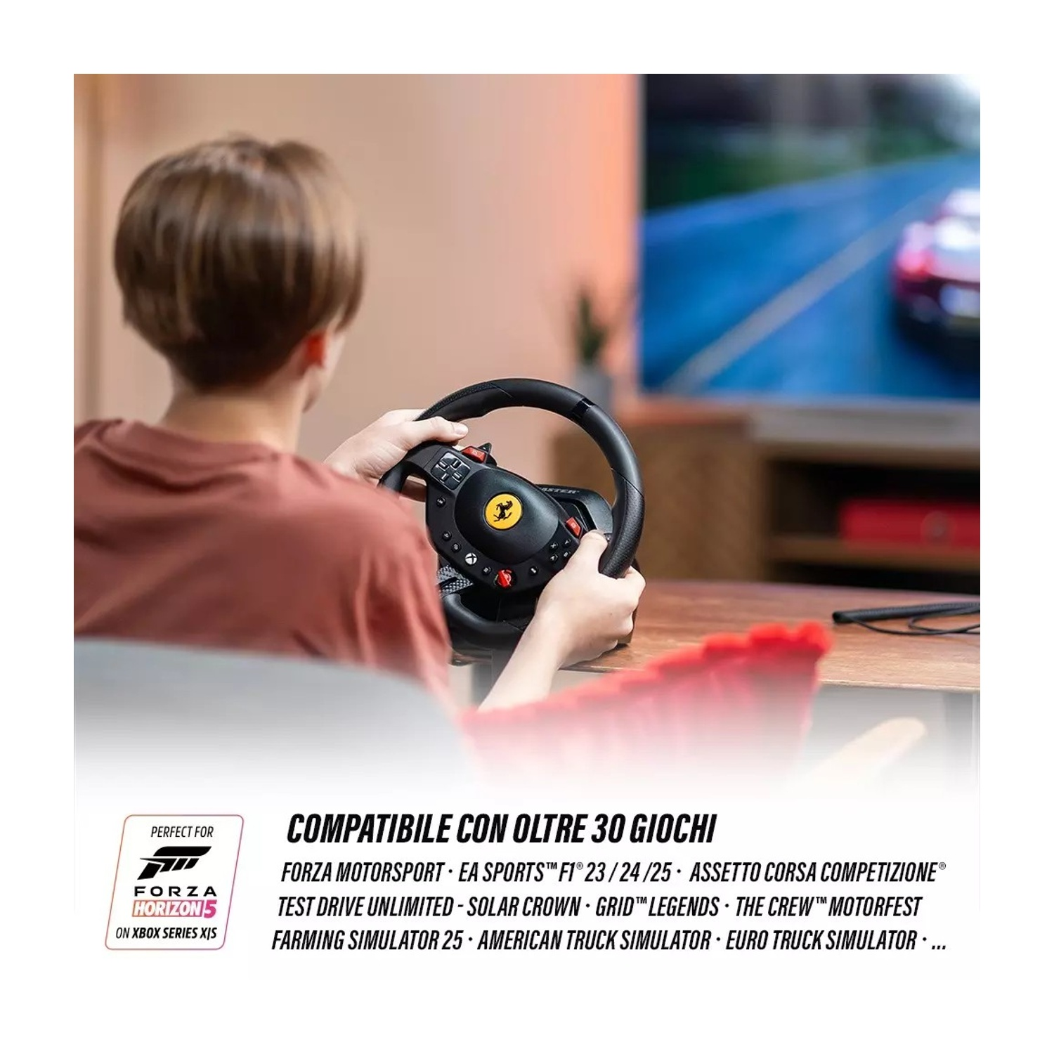 Una persona gioca a un gioco di corse con un volante Ferrari. Lo schermo mostra un'auto. Testo: 'Compatibile con oltre 30 giochi'.