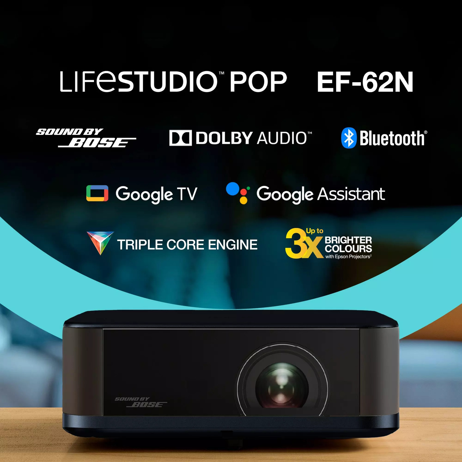 Een zwarte projector op een houten oppervlak. Tekst bevat 'LIFESTUDIO POP', 'SOUND BY BOSE', 'Dolby Audio' en 'Bluetooth'.