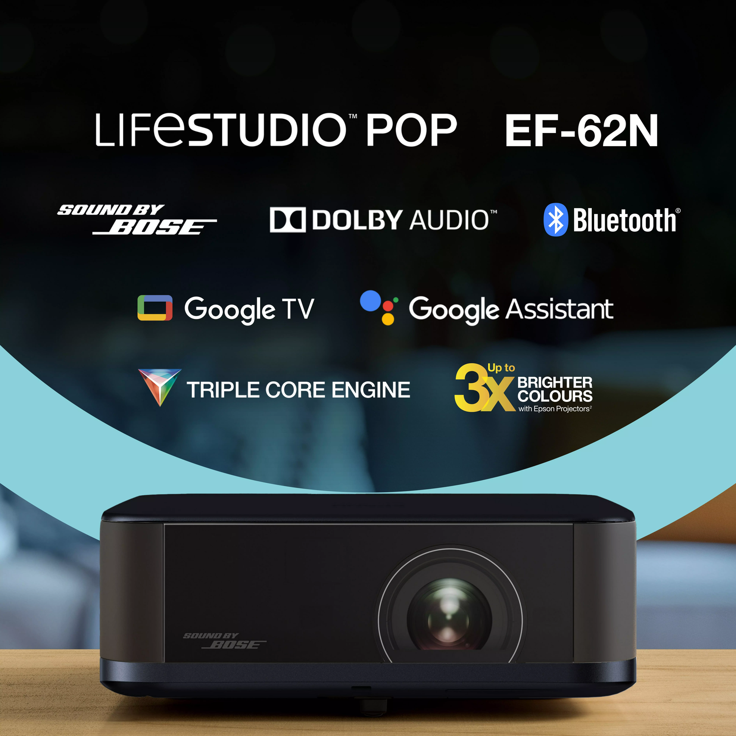 Un projecteur noir sur une table en bois. Il dispose du son Bose, Dolby Audio, Bluetooth et Google TV & Assistant. C'est EF-62N.
