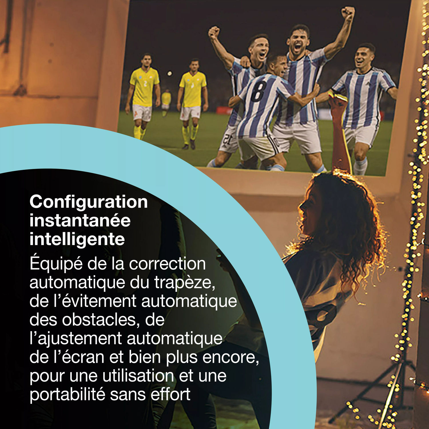 Une femme regarde une projection d'un match de foot. Les joueurs célèbrent à l'écran. Texte sur la configuration intelligente à gauche.
