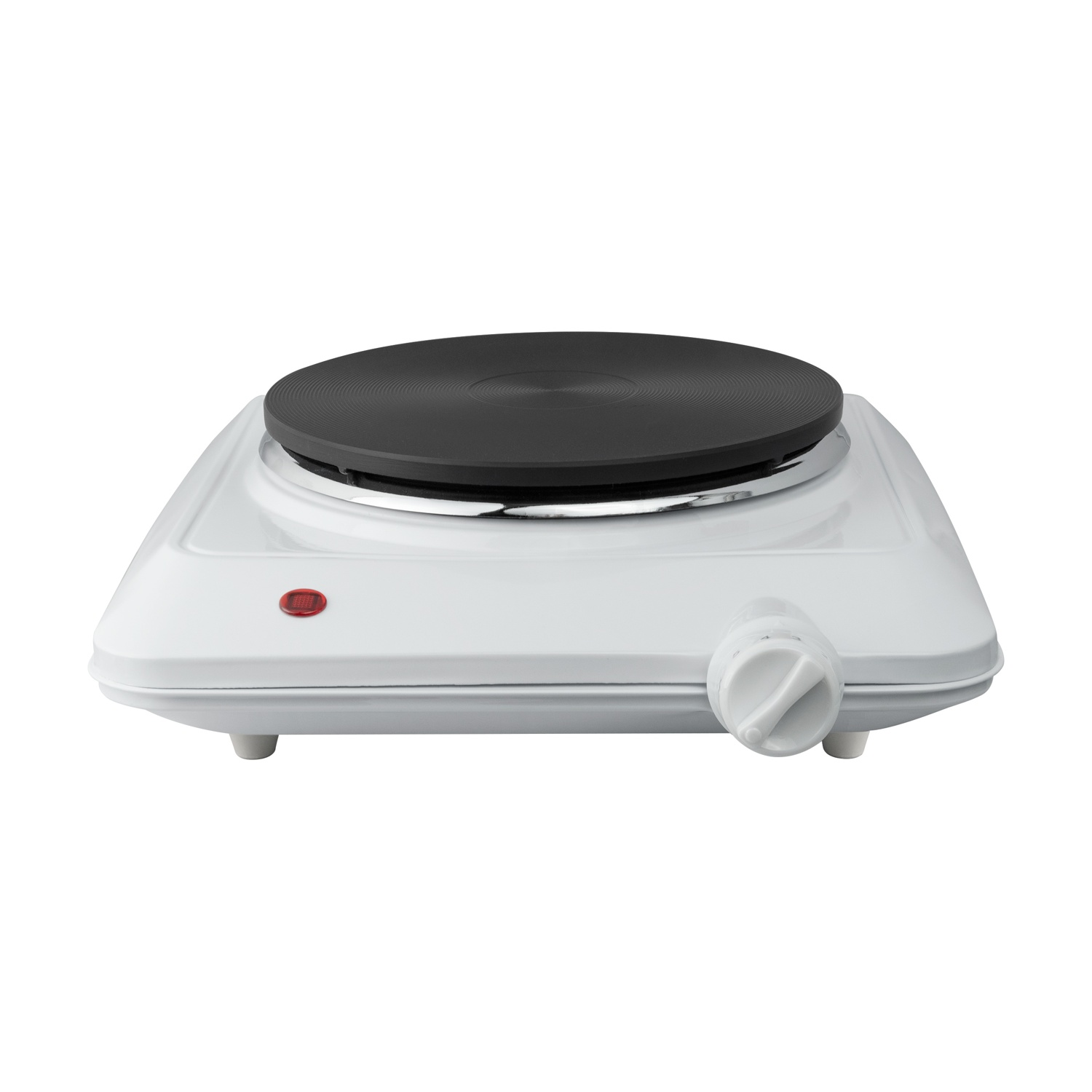 Un fornello elettrico bianco. Ha un elemento riscaldante nero, una base bianca, una spia rossa e una manopola di controllo. Isolato su bianco.