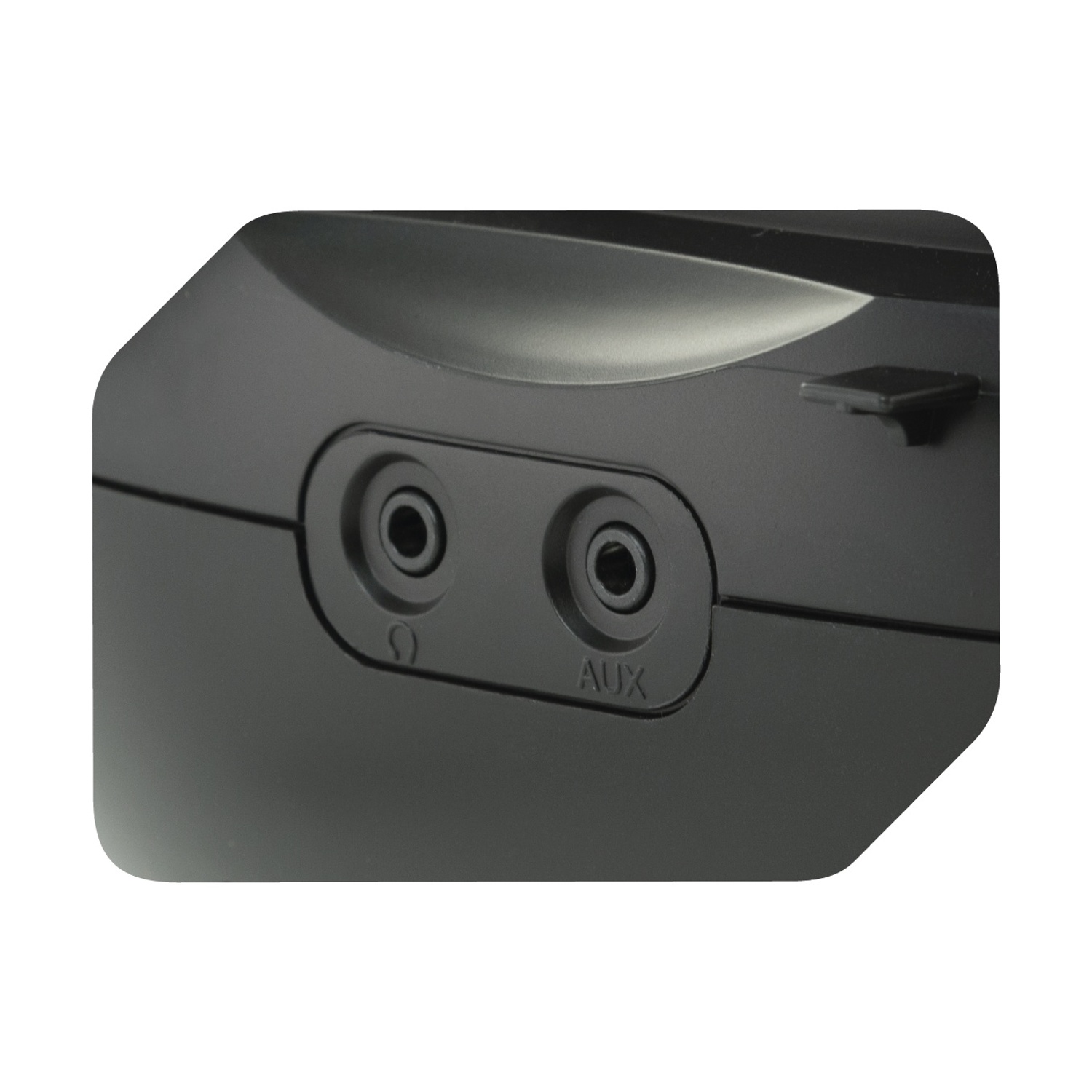 Primo piano di un dispositivo audio nero con due jack di ingresso etichettati 'Ω' e 'AUX'. Lo sfondo è nero sfocato.