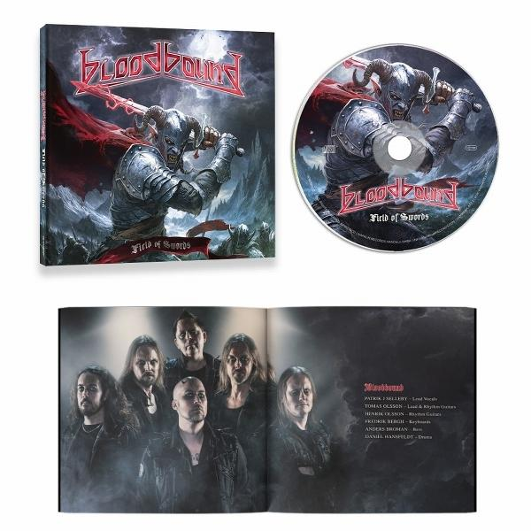 Albumcover und CD von Bloodbound, 'Field of Swords', mit einem Krieger mit Schwert. Außerdem ein Bandfoto und Credits.