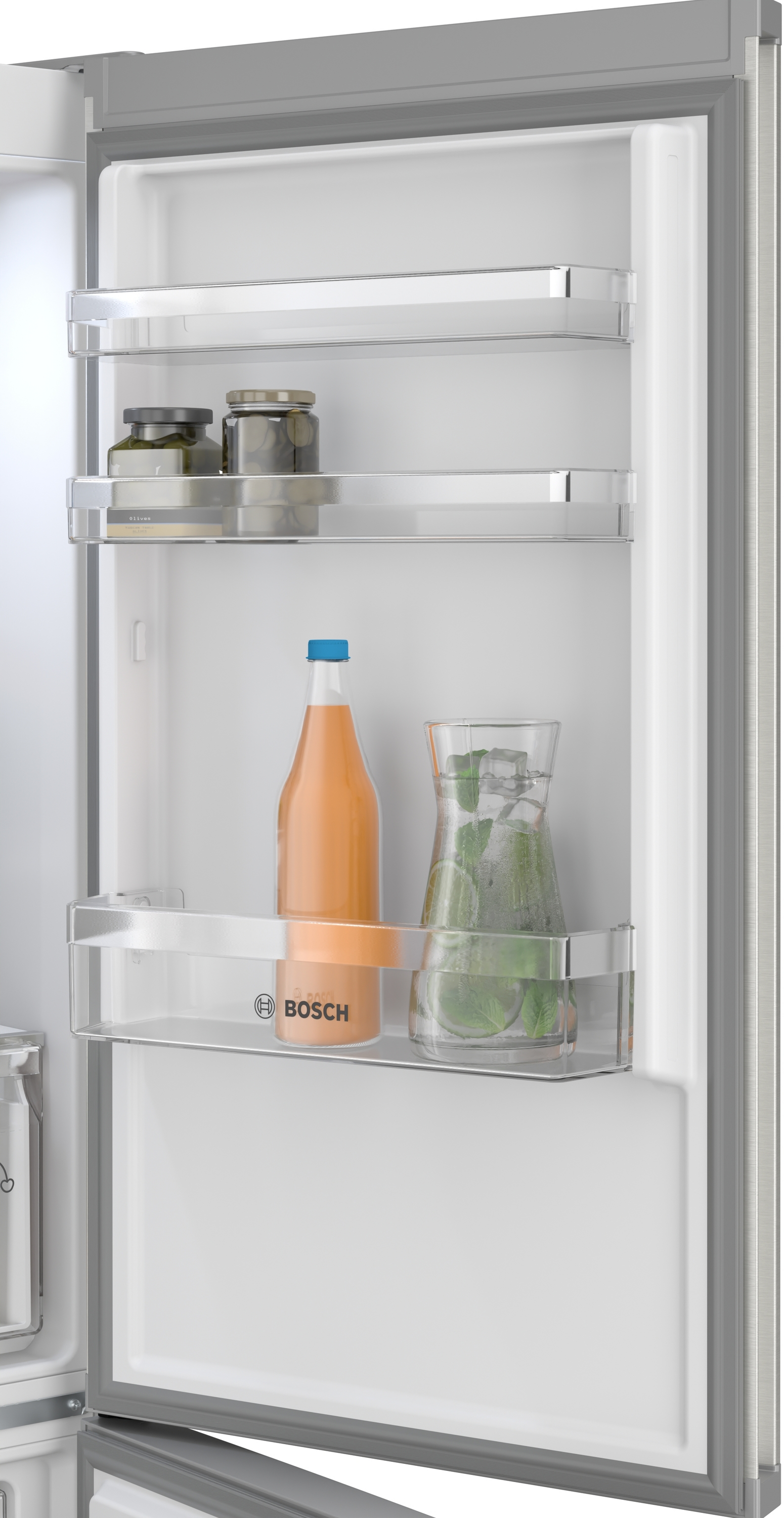 Kühlschrankinnenraum mit Gläsern, Saftflasche und Glas mit Minze. Bosch-Logo ist auf dem Regal sichtbar.