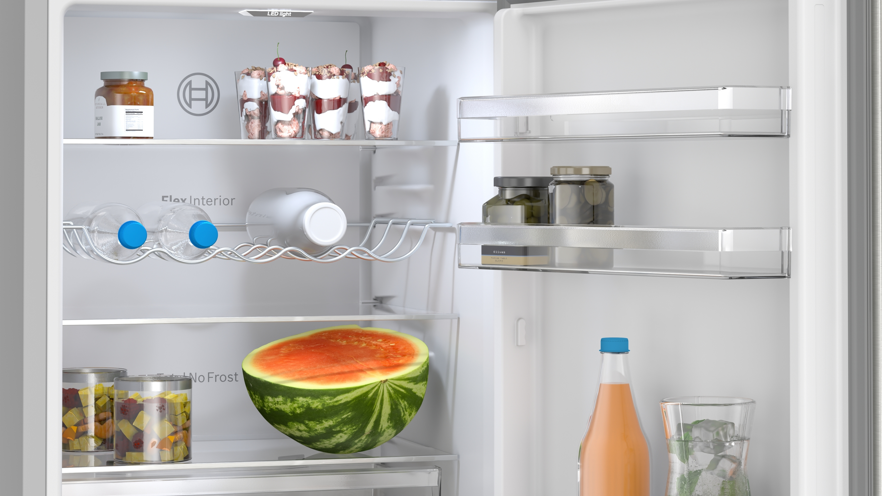 In einem Kühlschrank: Gläser mit Marmelade, Desserts, Wasserflaschen, eine halbe Wassermelone, Saftflasche und ein Glas mit Eis.