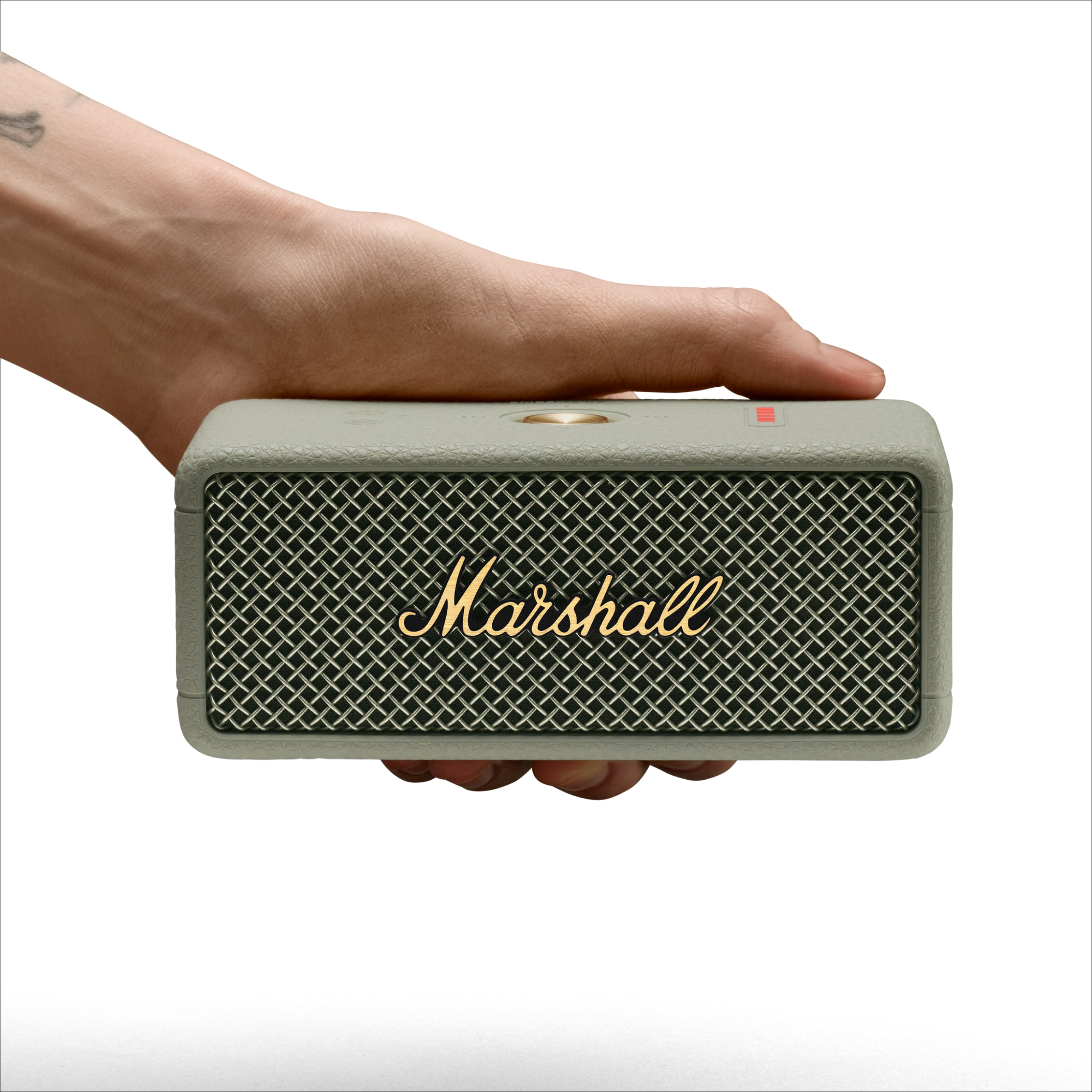 Eine Person hält einen Marshall-Lautsprecher. Er ist rechteckig, mit schwarzem Gitter und dem Namen Marshall in Gold.