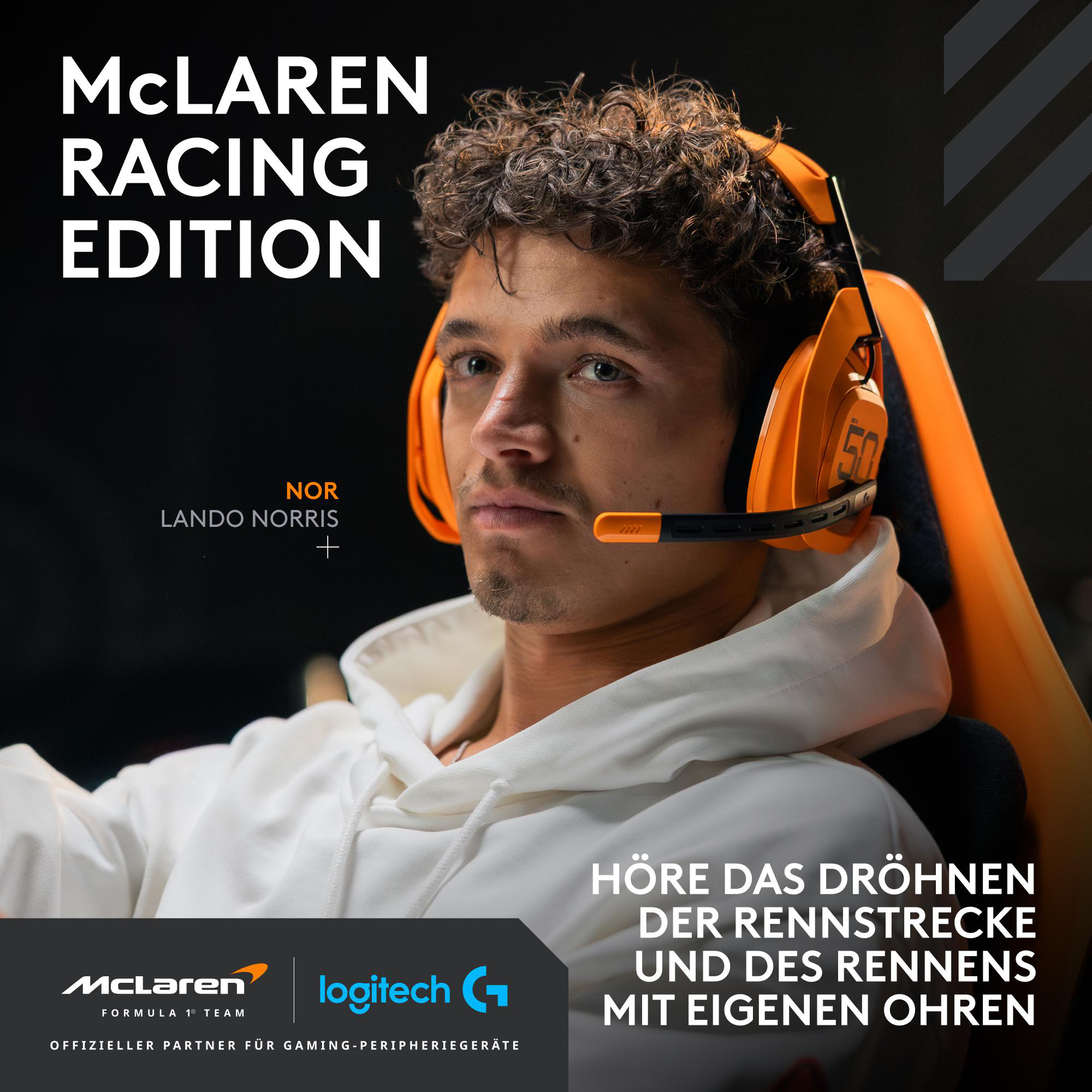 Lando Norris mit orangefarbenem Headset, McLaren Racing Edition. Weißer Kapuzenpullover, schwarzer Hintergrund, McLaren- und Logitech-Logos unten.