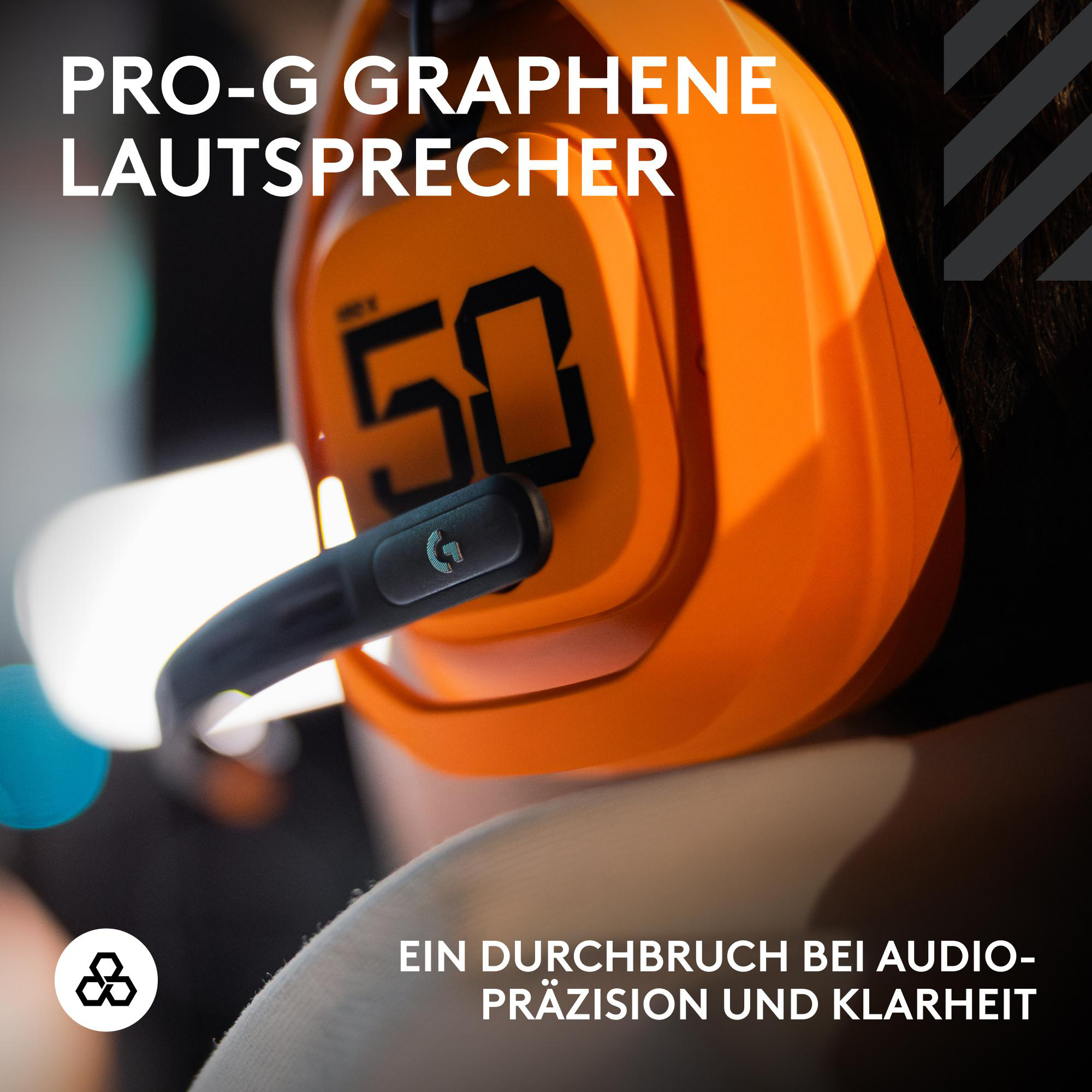 Ein orange-schwarzes Headset mit der Zahl 50 darauf, einem schwarzen Mikrofon und dem Logitech-Logo.
