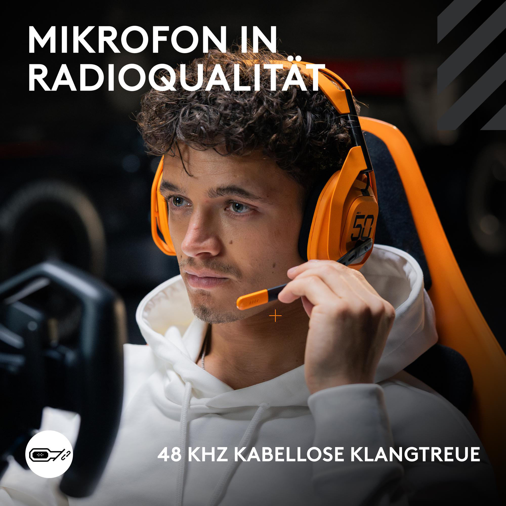 Mann mit orangefarbenem Headset mit Mikrofon. Text: 'Mikrofon in Radioqualität' und '48 KHZ kabellose Klangtreue'.