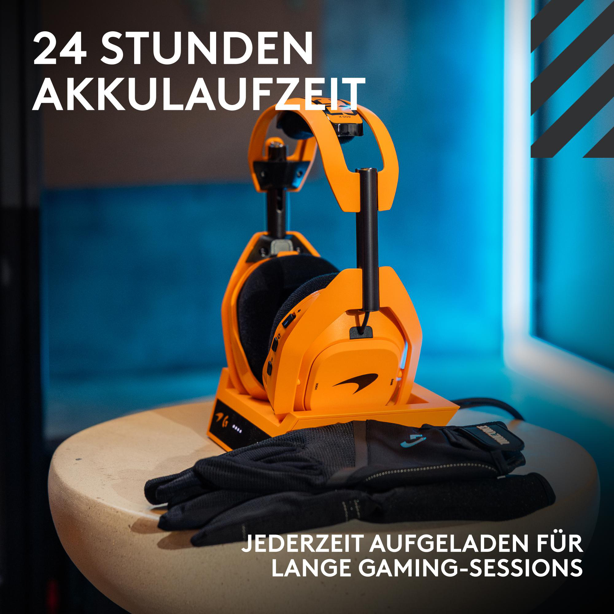 Ein orangefarbenes Gaming-Headset steht auf einem Tisch mit schwarzen Handschuhen. Text: '24 Stunden Akku' und 'Geladen für lange Gaming'.
