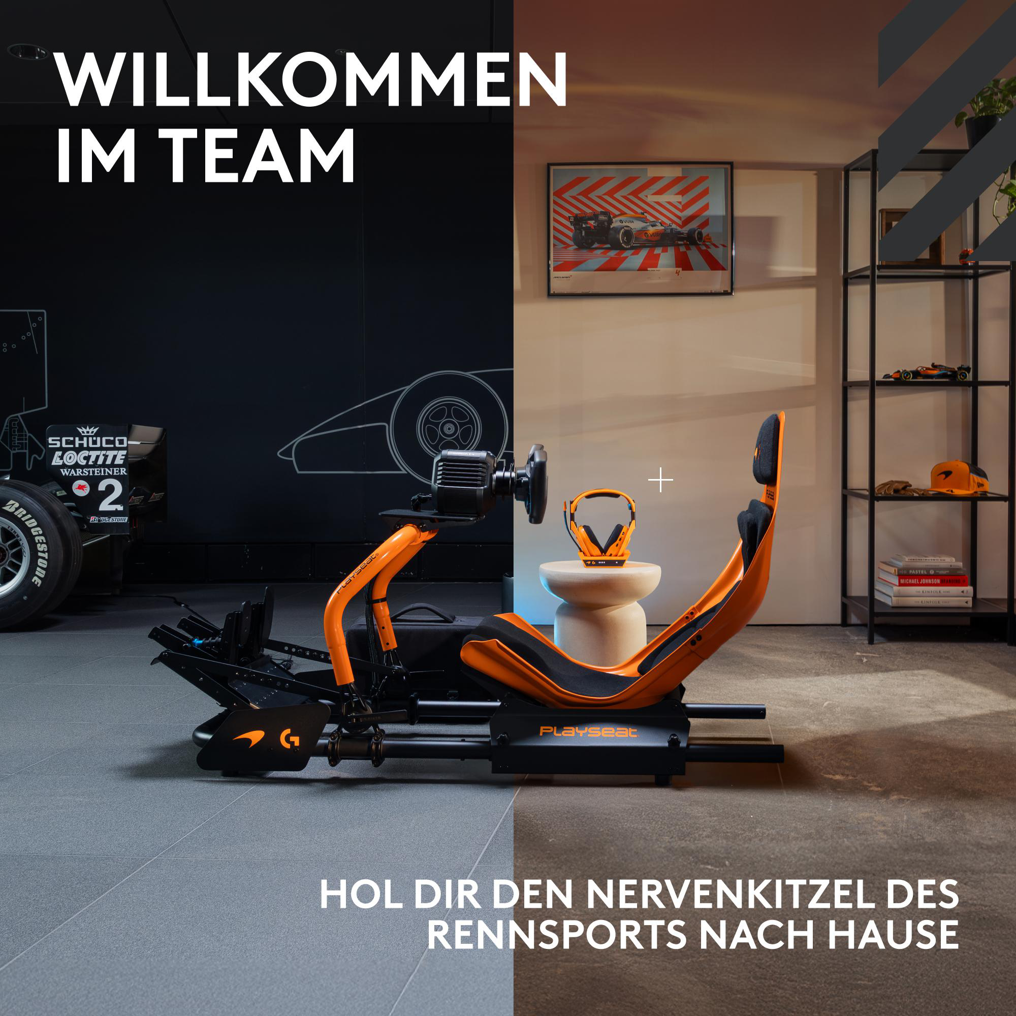 Ein orangefarbener Rennsimulatorstuhl mit Lenkrad und Headset, vor schwarzem und beigem Hintergrund.