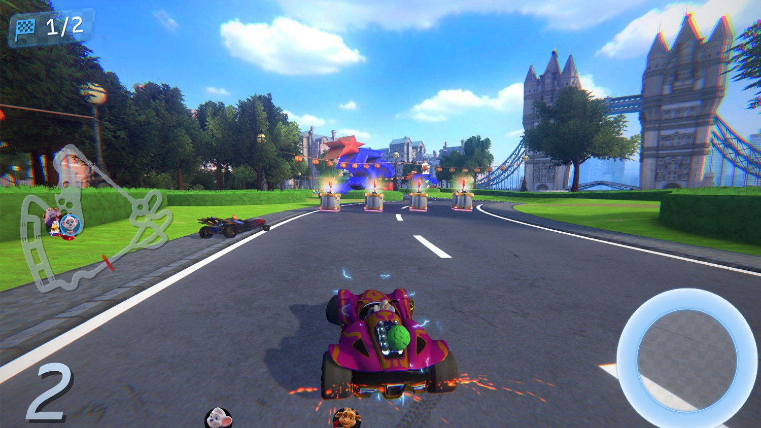Une scène de jeu de course de kart, le pont de Londres en arrière-plan. Un kart violet est au premier plan, courant sur une route.