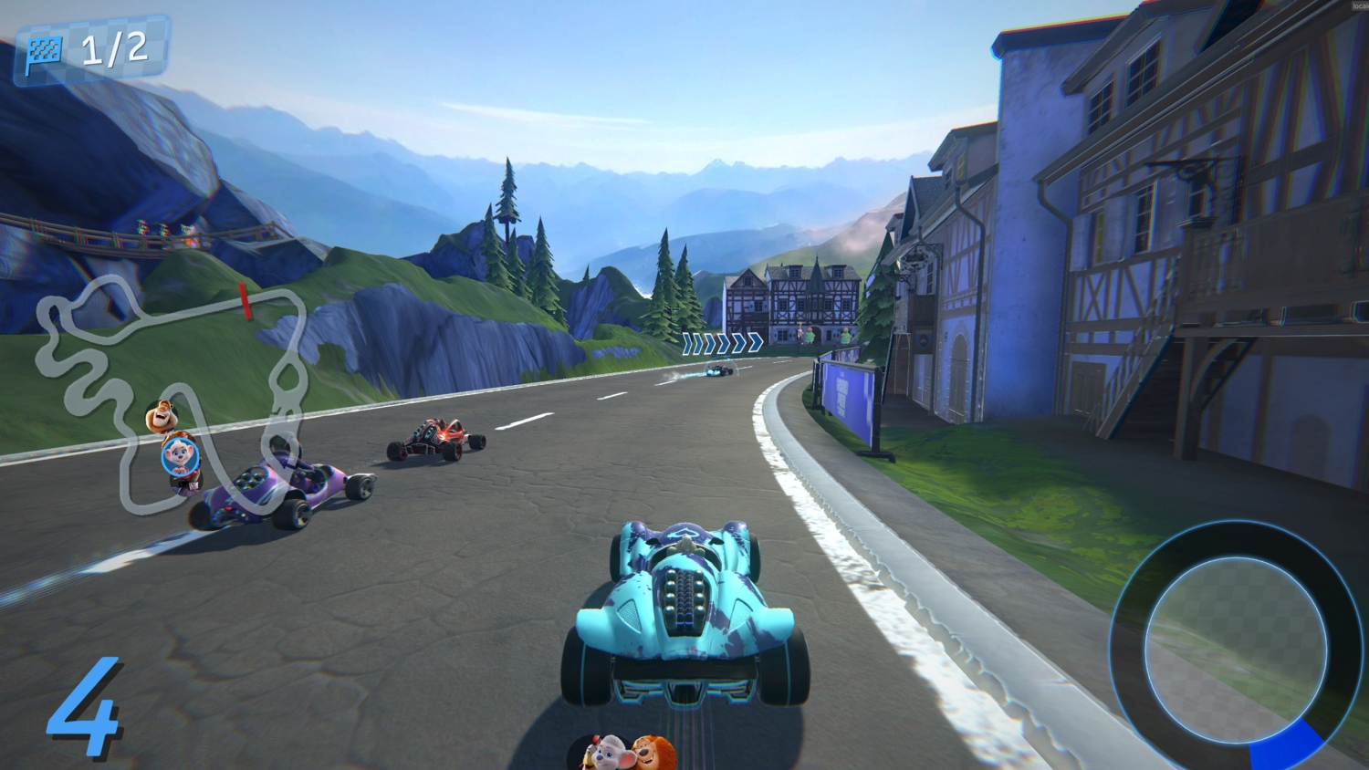 Une scène de course de kart. Plusieurs karts courent sur une route avec des montagnes en arrière-plan. Des bâtiments et des arbres bordent la route.