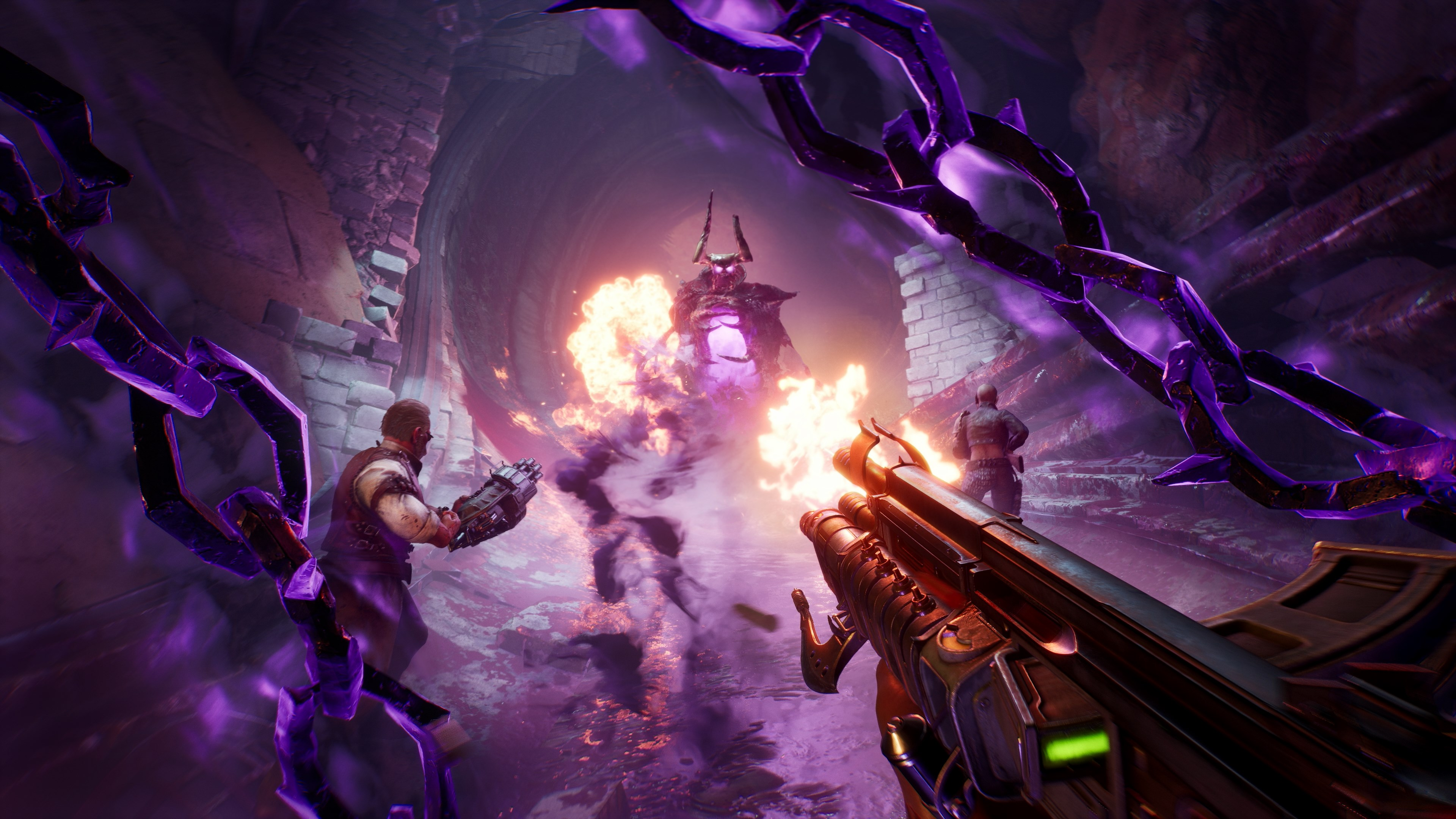 Scène d'un jeu de tir. Un joueur vise un monstre enflammé avec une arme. Des chaînes violettes sont au premier plan.