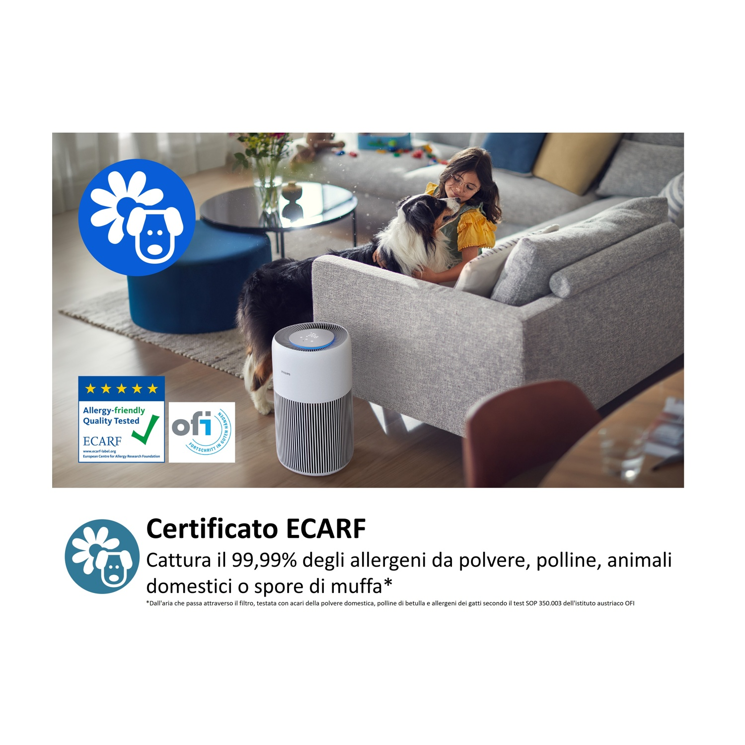 Una ragazza e un cane sono su un divano. Un purificatore d'aria è sullo sfondo. È visibile il logo di qualità testata per le allergie.