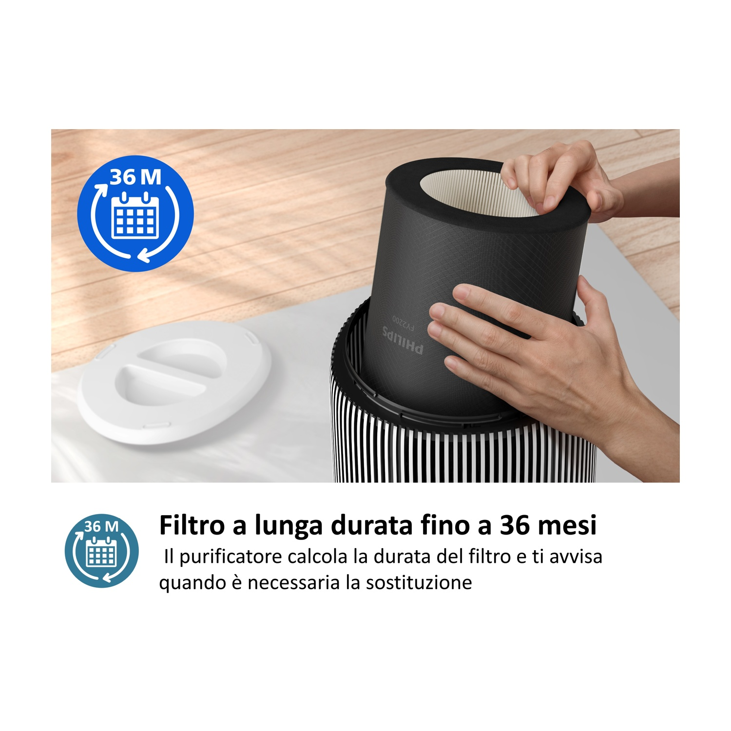 Mani che inseriscono un filtro cilindrico nero in un purificatore. Sono visibili anche un componente bianco e un'icona di 36 mesi.