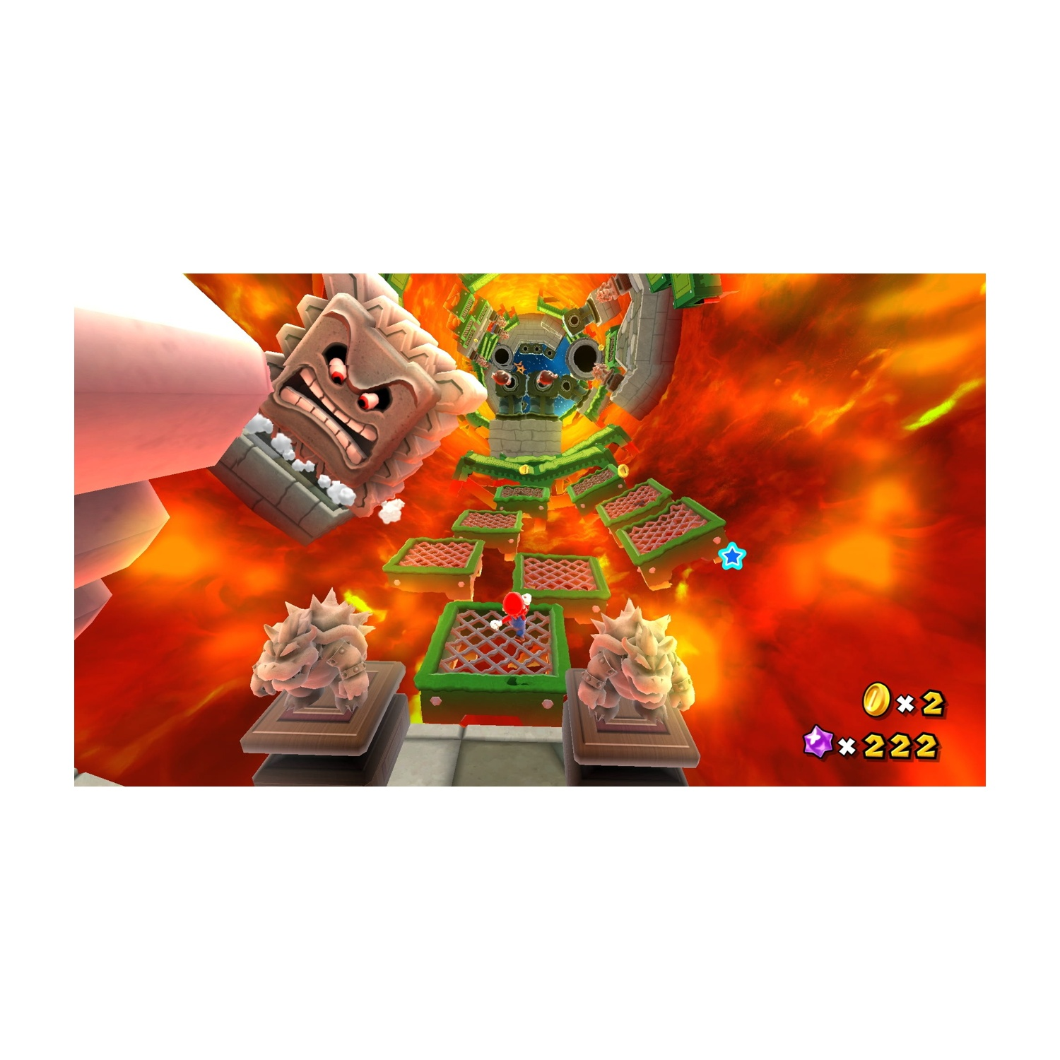 Una scena di videogioco con Mario. Un grande Thwomp è tenuto da una mano. Sfondo di lava con piattaforme e statue di Bowser.