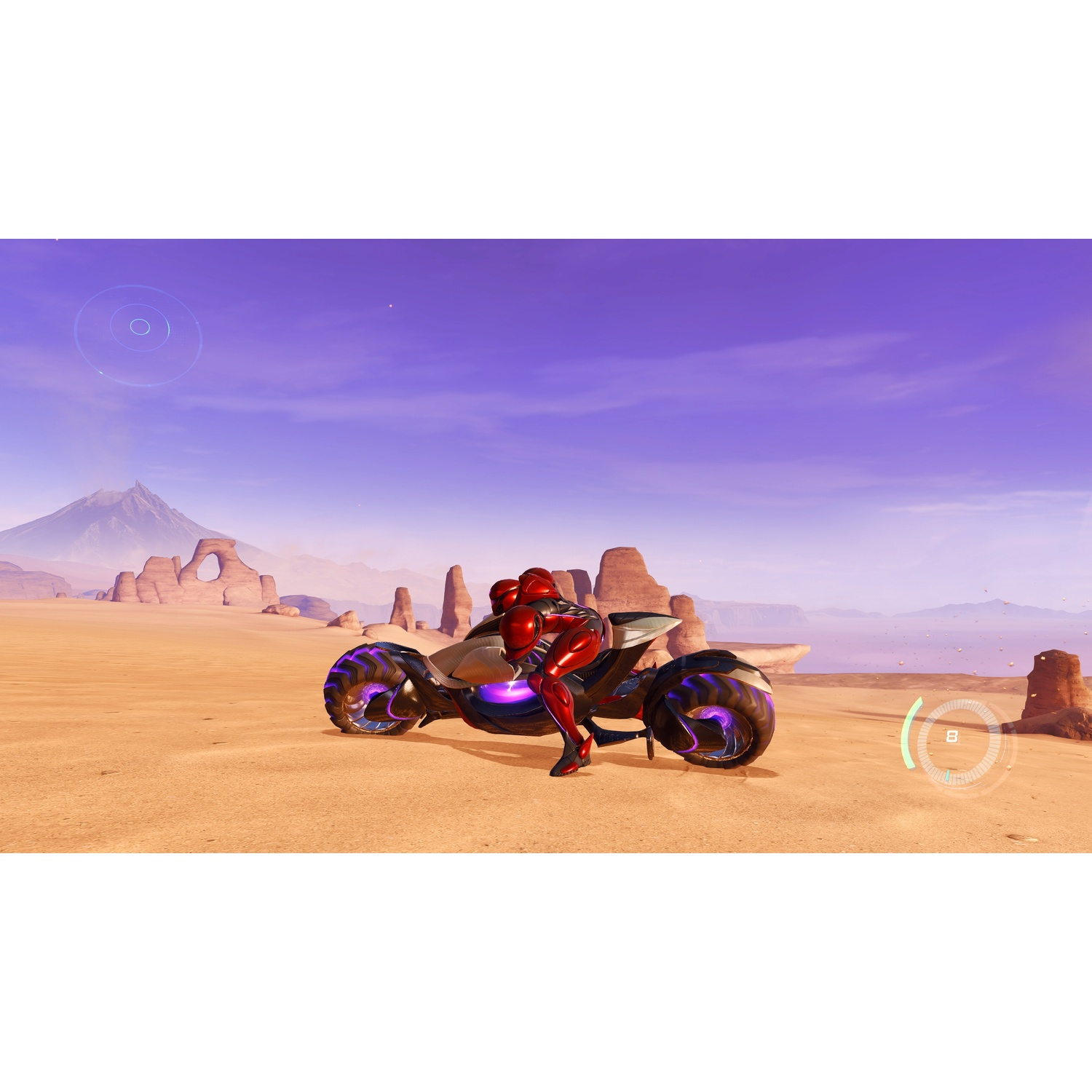 Una persona con armatura rossa è seduta su una moto futuristica in un paesaggio desertico con cielo viola e formazioni rocciose.