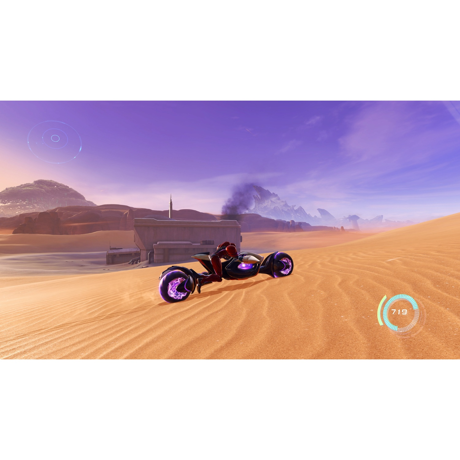 Un veicolo futuristico sfreccia attraverso un deserto. La scena include cieli viola, dune di sabbia, montagne lontane e un display digitale.