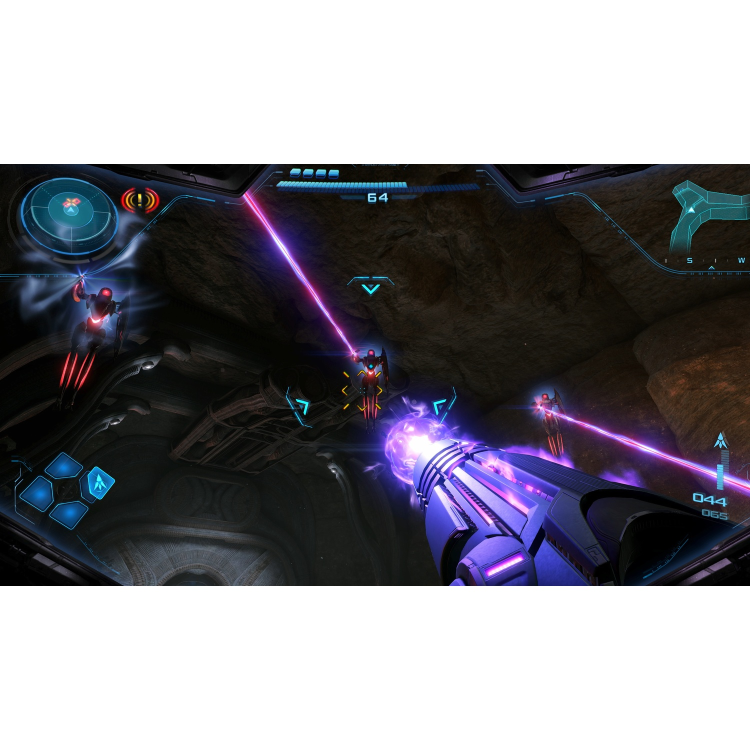 Vista in prima persona di un gioco di fantascienza. Un'arma spara energia viola ai nemici. L'HUD mostra la salute e la mappa.