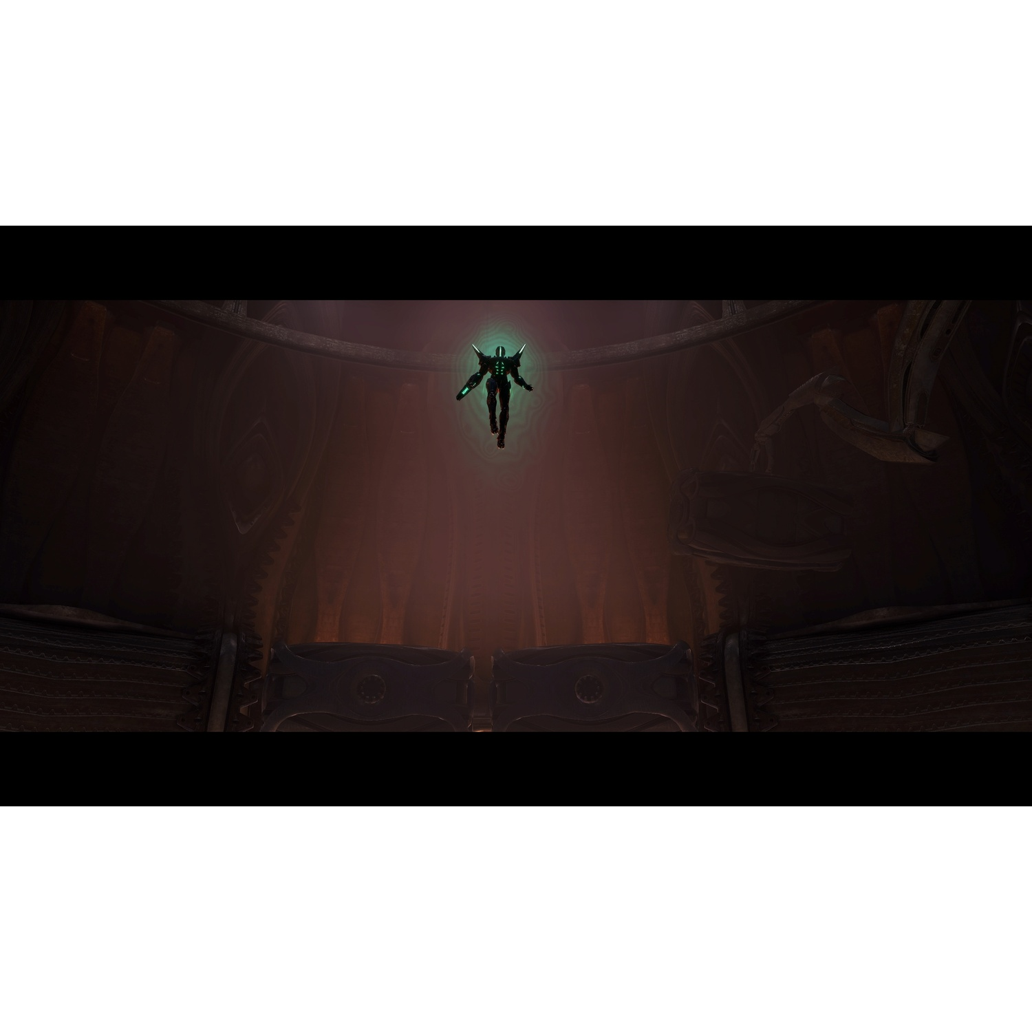 Una figura futuristica fluttua in uno spazio cavernoso e debolmente illuminato. La figura brilla di verde. Lo spazio ha grandi porte metalliche.