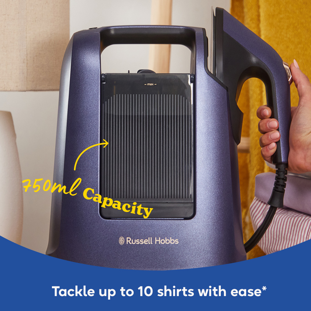 Egy kék gőzölős vasaló fogantyúval, egy kéz tartja. A vasaló 750 ml-es kapacitással rendelkezik, és 'Russell Hobbs' felirattal van ellátva.