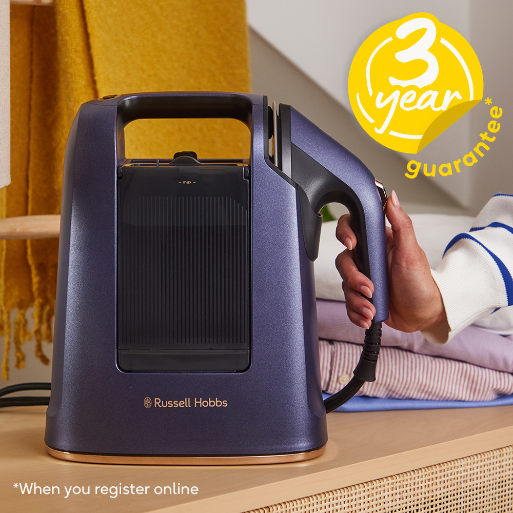 Egy lila Russell Hobbs gőzölő, a kezében a fogantyúval. Egy sárga 3 éves garancia matrica látható.