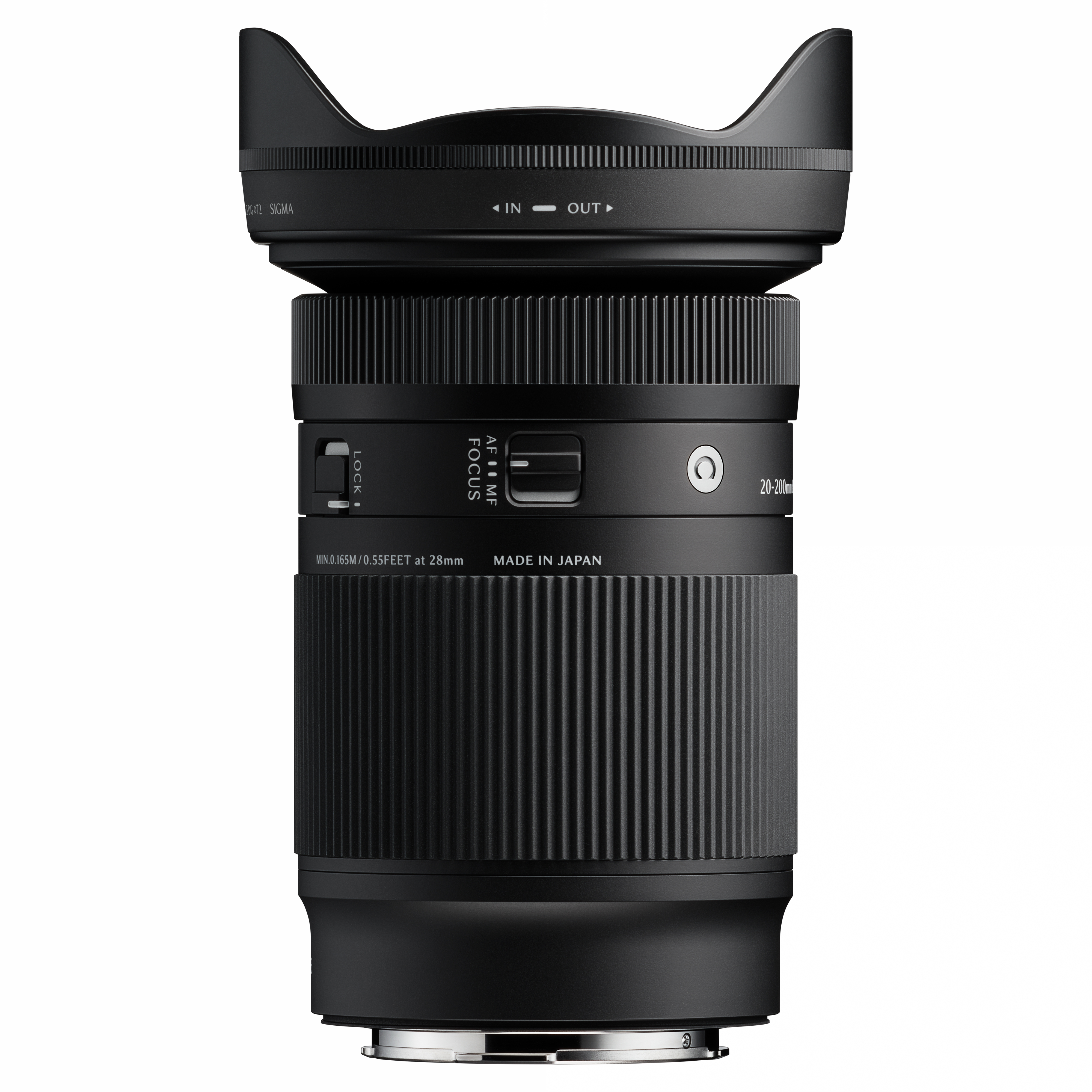 Ein schwarzes Sigma 20-200mm Kameraobjektiv. Es hat eine Gegenlichtblende, Fokus- und Zoomringe sowie verschiedene Markierungen.