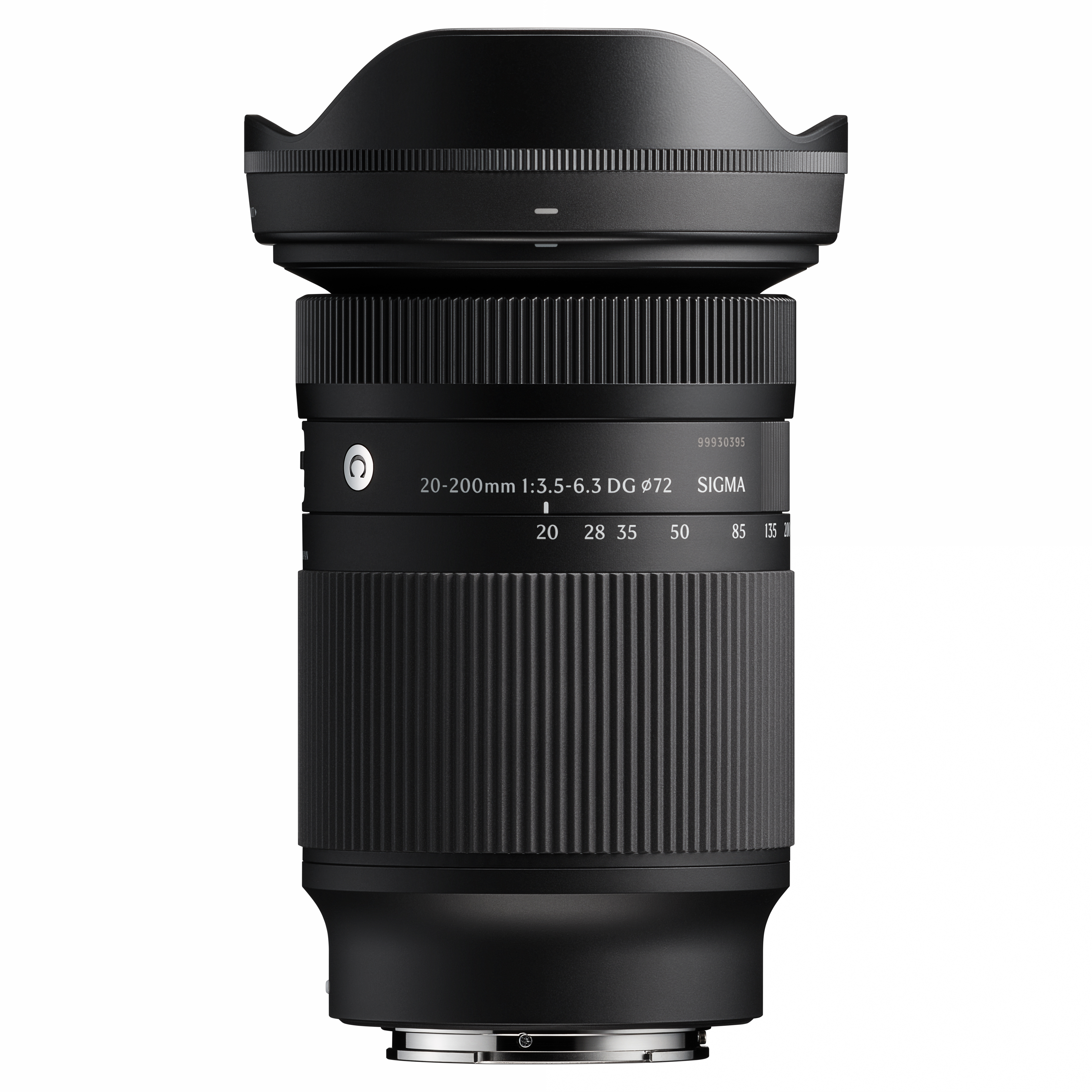 Ein schwarzes Sigma-Kameraobjektiv, 20-200 mm, auf weißem Hintergrund. Das Objektiv hat verschiedene Markierungen und eine Gegenlichtblende.