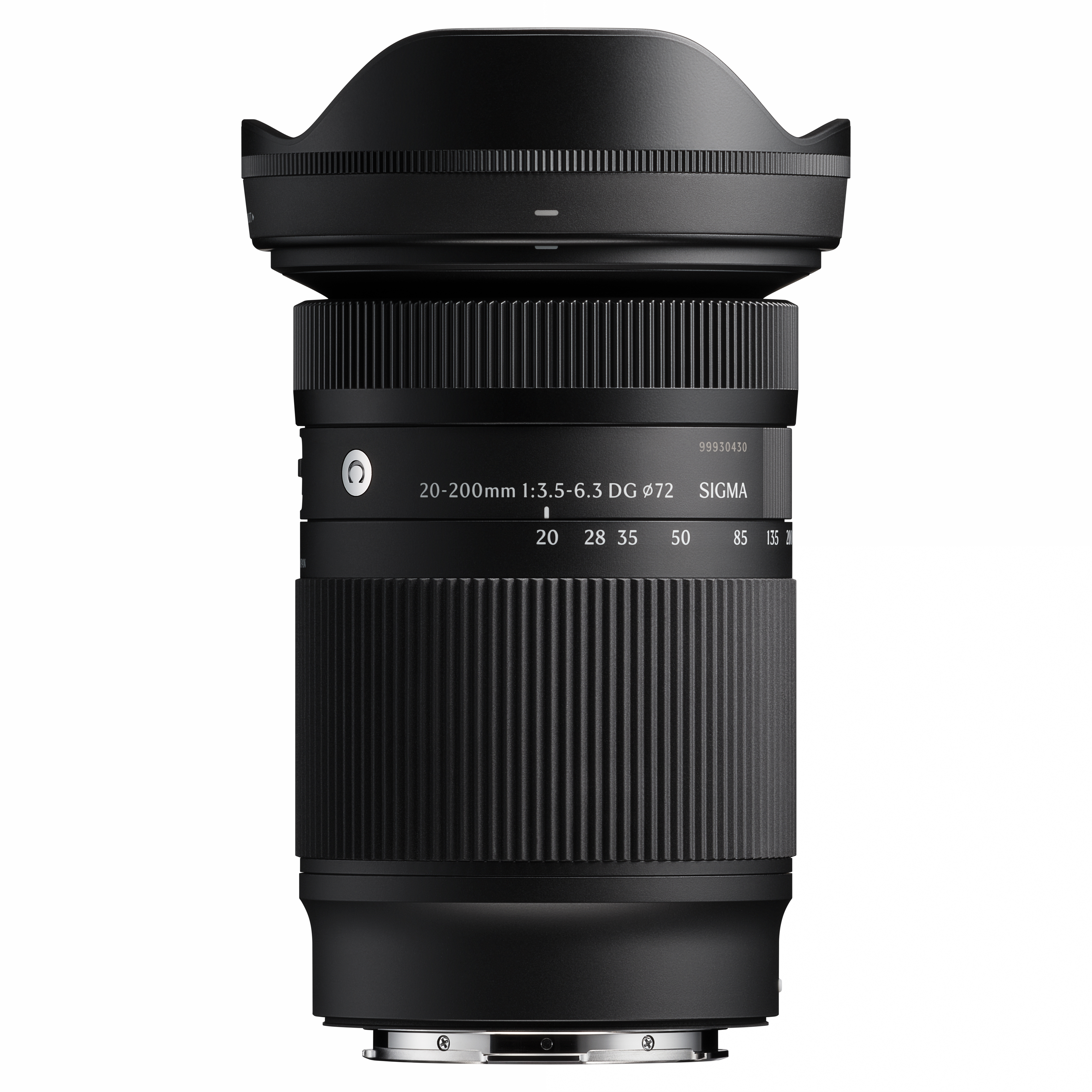 Ein schwarzes Sigma 20-200mm Kameraobjektiv mit Gegenlichtblende. Es hat Markierungen und Zahlen auf dem Lauf, auf weißem Hintergrund.