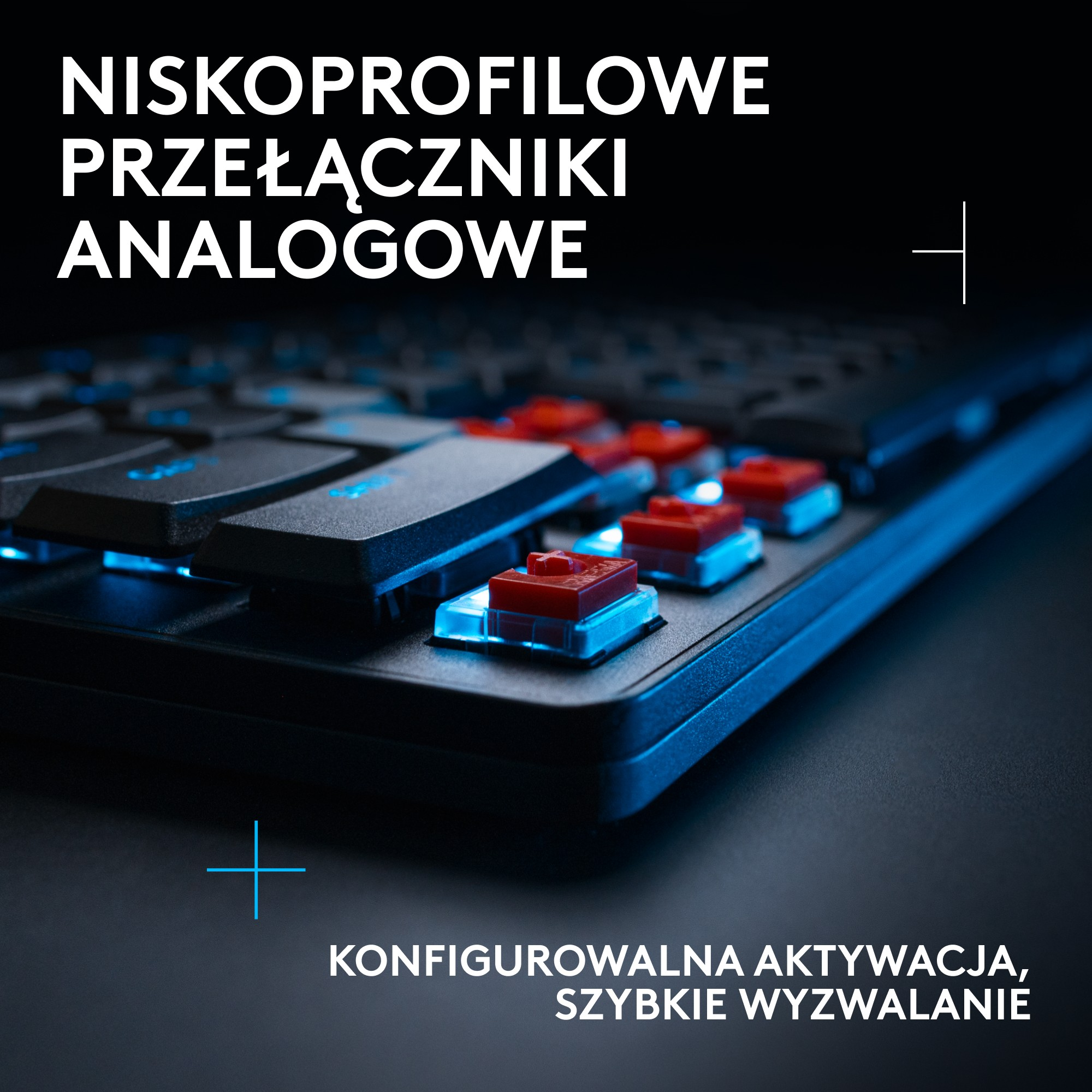 Zbliżenie klawiatury z czarnymi klawiszami i czerwonymi przełącznikami. Niebieskie oświetlenie podkreśla klawisze. Widoczny polski tekst.