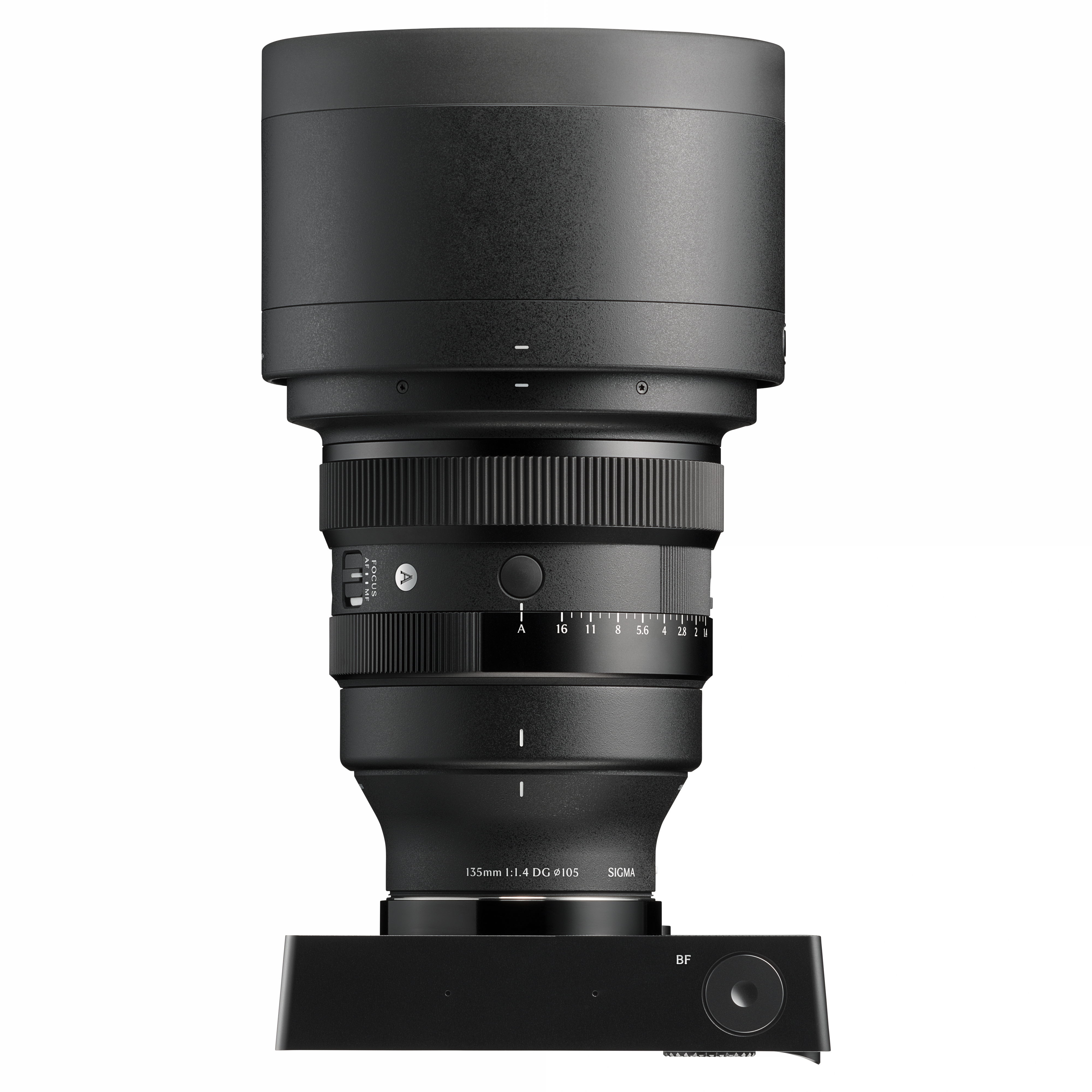 Schwarzes Sigma-Objektiv 135mm, montiert auf einem Kameragehäuse, mit Fokus- und Blendeneinstellungen. Weißer Hintergrund.