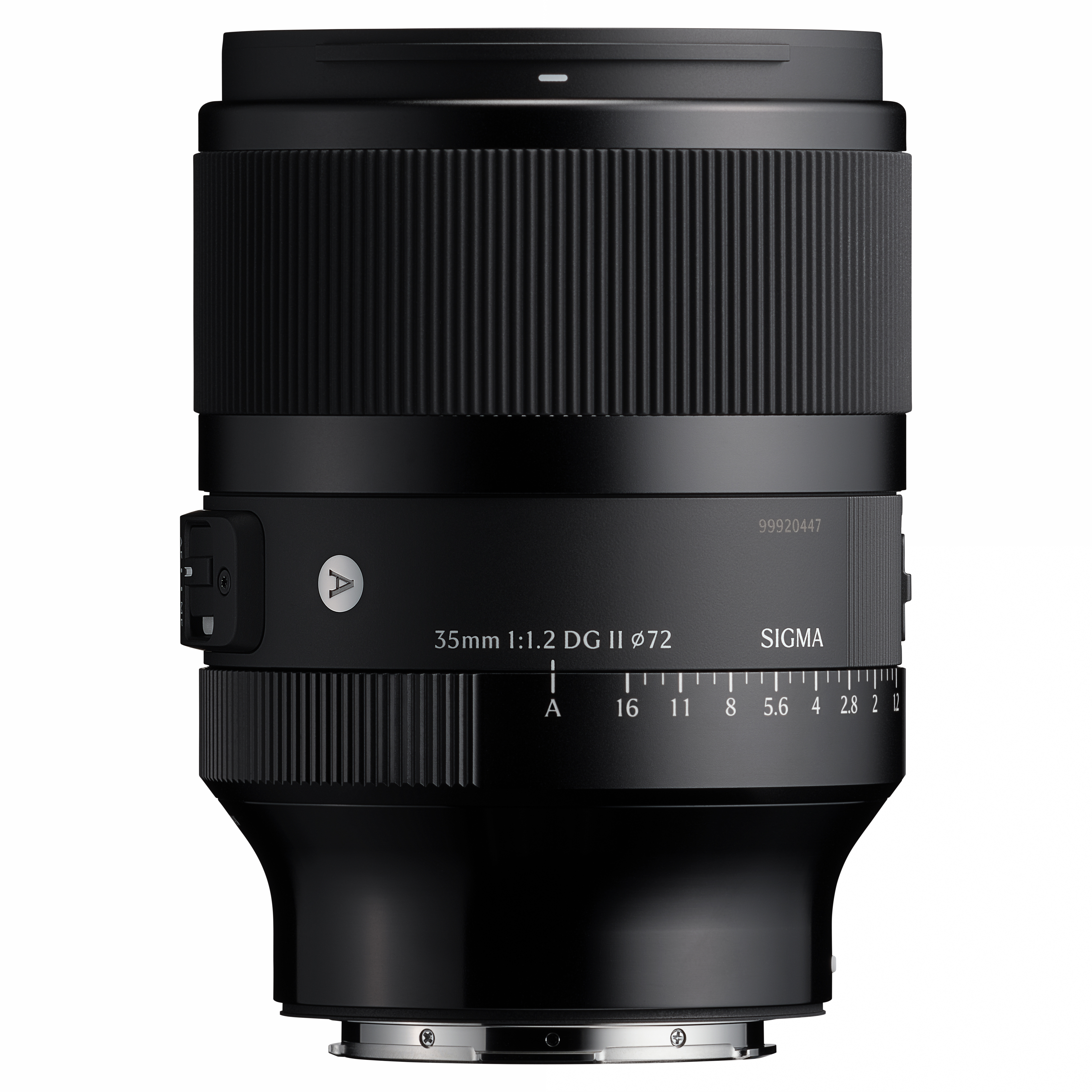 Schwarzes Sigma 35mm Kameraobjektiv. Das Objektiv hat einen geriffelten Körper, Blendeneinstellungen und Fokusentfernungsmarkierungen.
