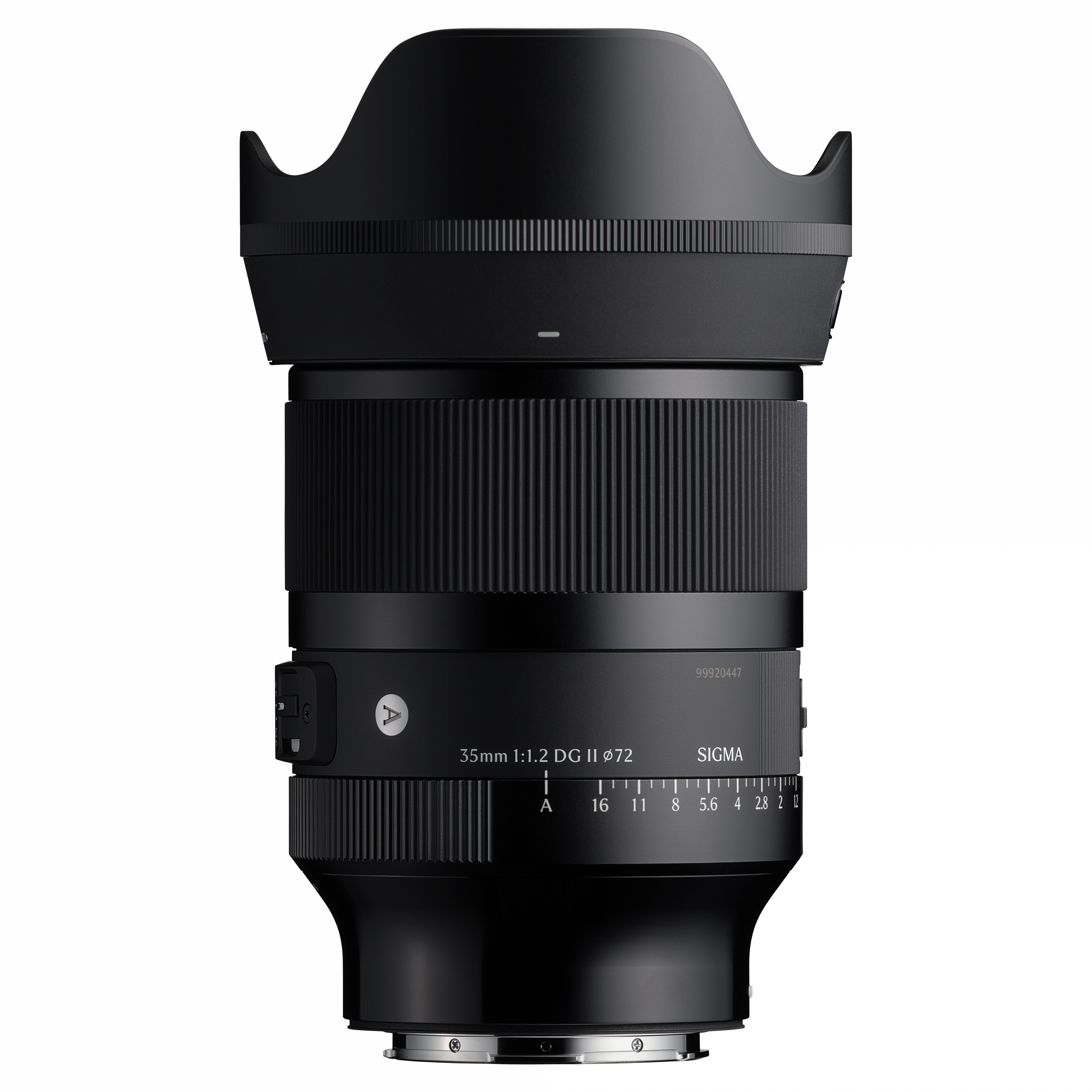 Ein schwarzes Sigma 35mm 1:1.2 DG II Objektiv mit Gegenlichtblende, Blendenmarkierungen und Fokusring.