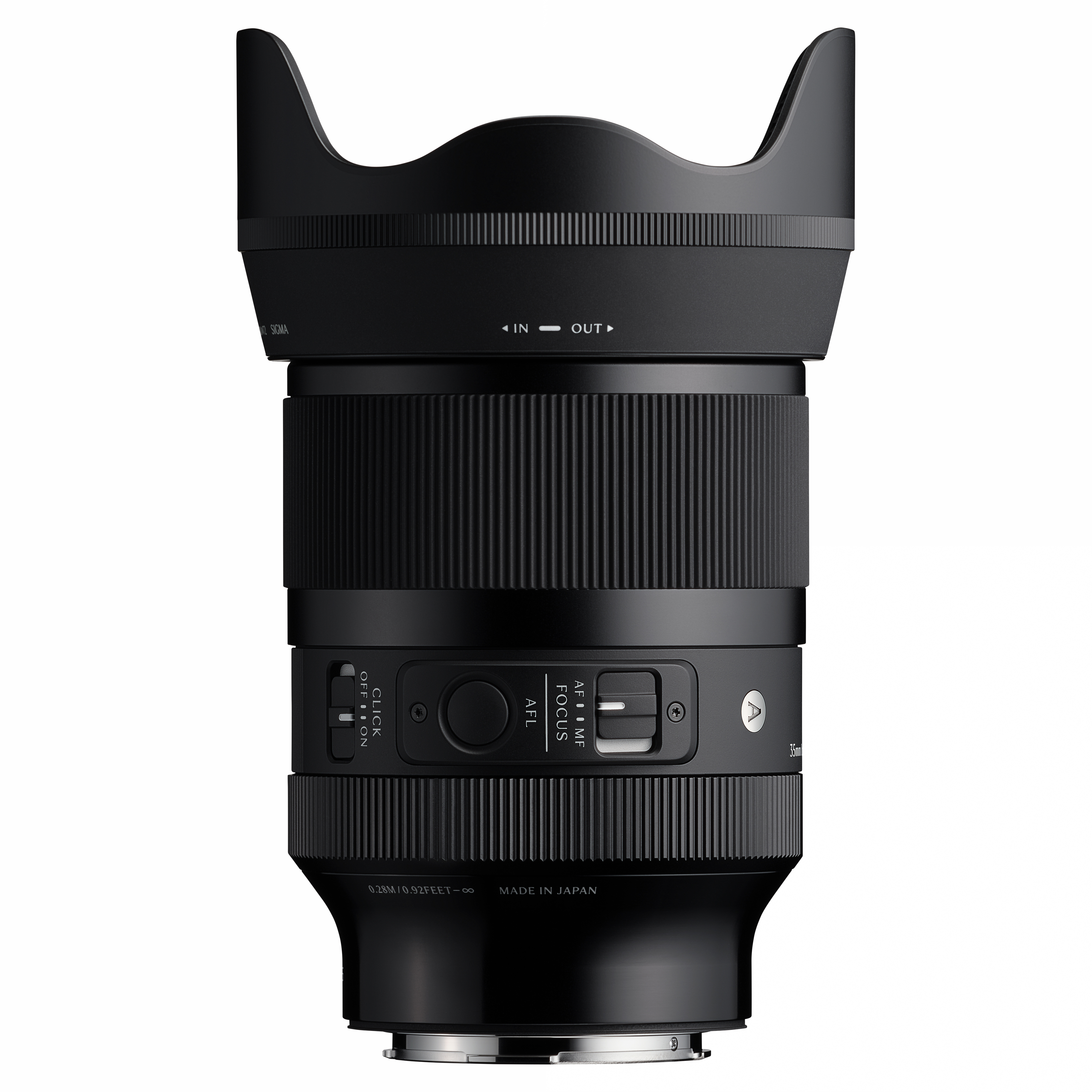 Ein schwarzes Sigma-35-mm-Objektiv mit Gegenlichtblende, Fokuseinstellungen und Markierungen für 'IN' und 'OUT'.