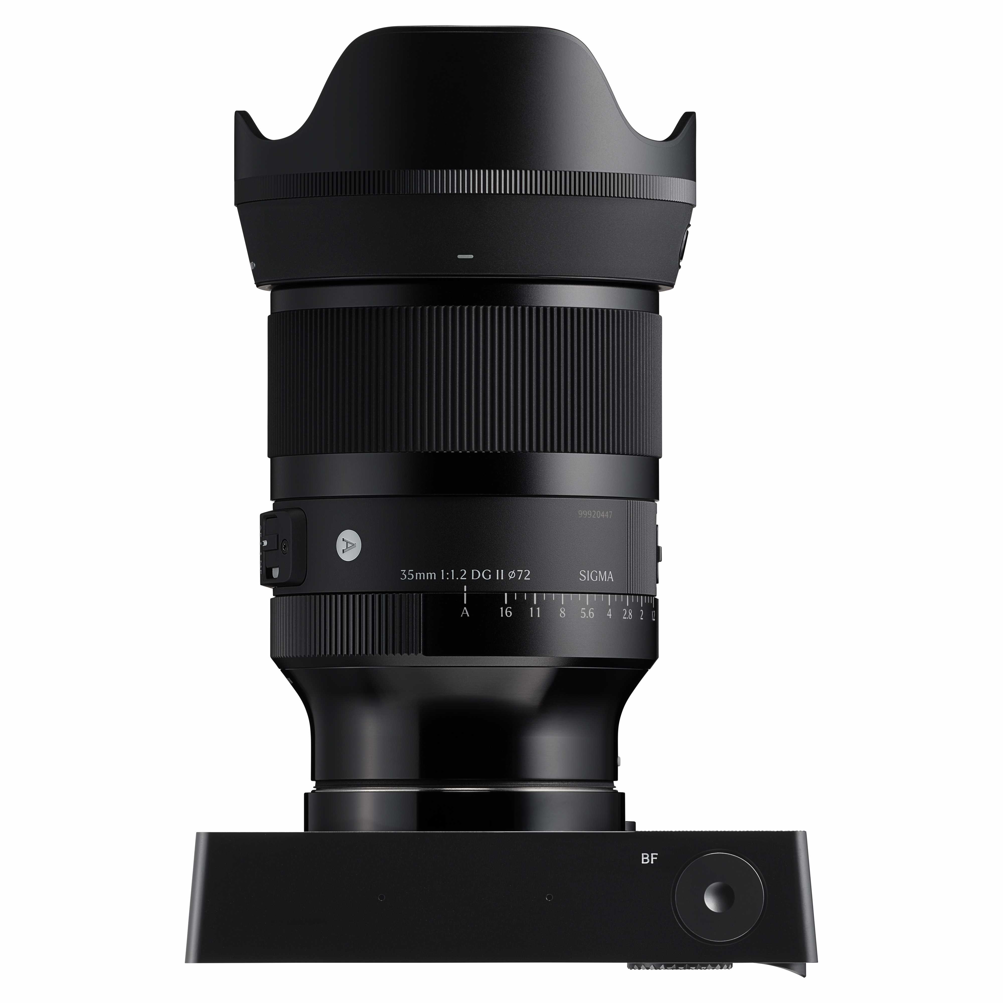 Ein schwarzes Sigma 35mm Kameraobjektiv mit Gegenlichtblende und Basis. Das Objektiv hat Blendeneinstellungen.