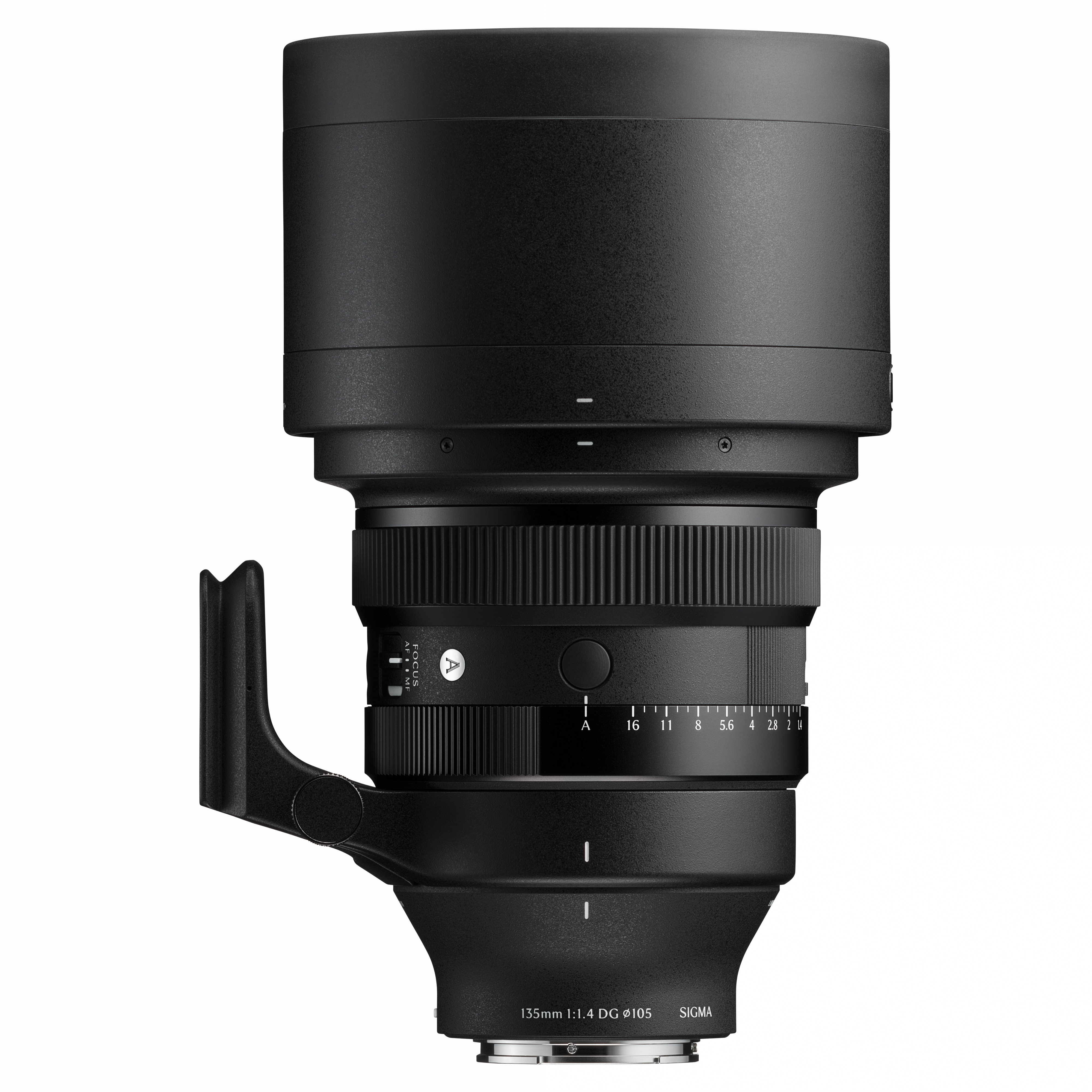 Schwarzes Sigma 135mm 1:1.4 DG-Objektiv. Es hat Fokus- und Blendeneinstellungen. Das Objektiv ist auf weißem Grund.