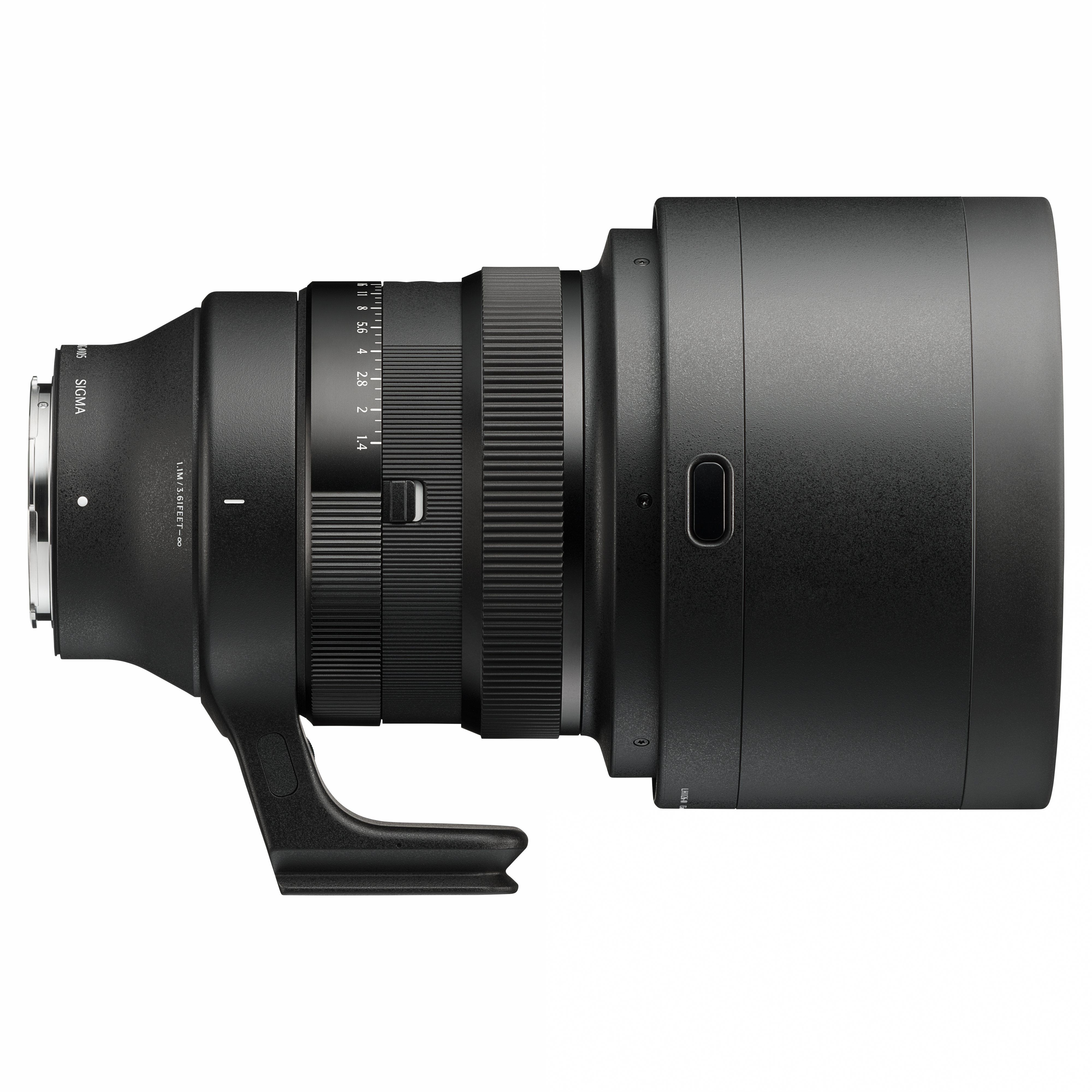Ein schwarzes Sigma-Kameraobjektiv wird gezeigt. Es hat eine Gegenlichtblende, einen Fokusring und eine Blendenskala. Der Hintergrund ist weiß.